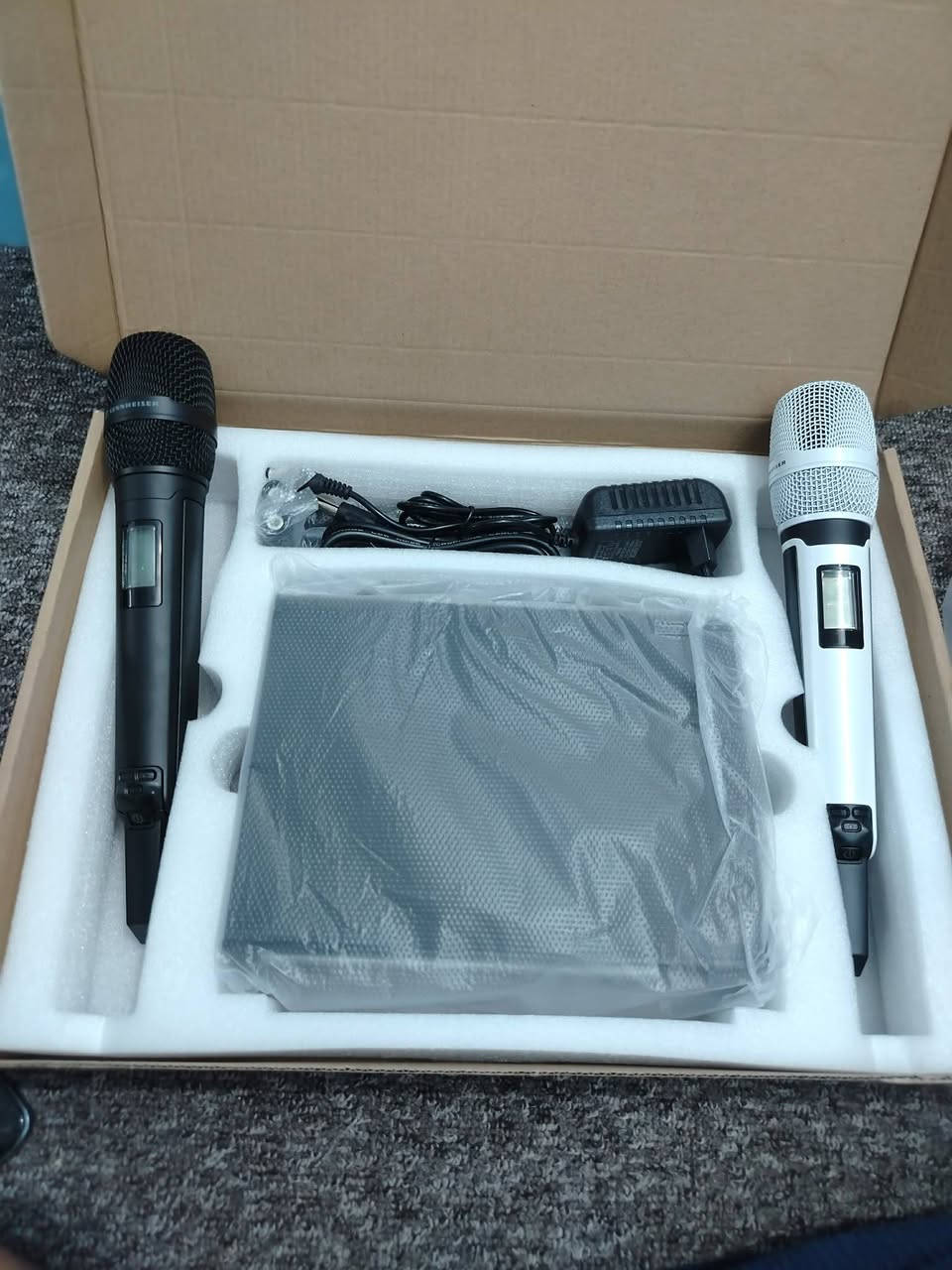 مايكات لاسلكي باله جديد 90الف قفل شامل التوصيل سنهايزر 2 مايك مع رسيفر ***********
