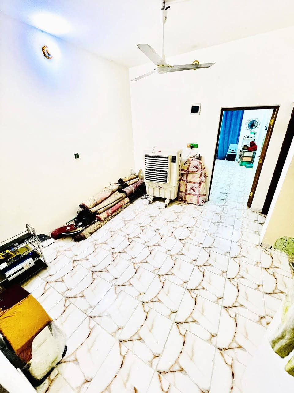 المساحة: 150 م² طابو صرف
🏠 مكون من طابقين

الطابق الأول:

* غرفة
* صالة
* استقبال
* مطبخ
* حمام

الطابق الثاني:

* غرفتان
* صالة

البيت نظيف وجاهز للسكن، وهذه بعض الصور للاطلاع التواصل على الرقم ***********
