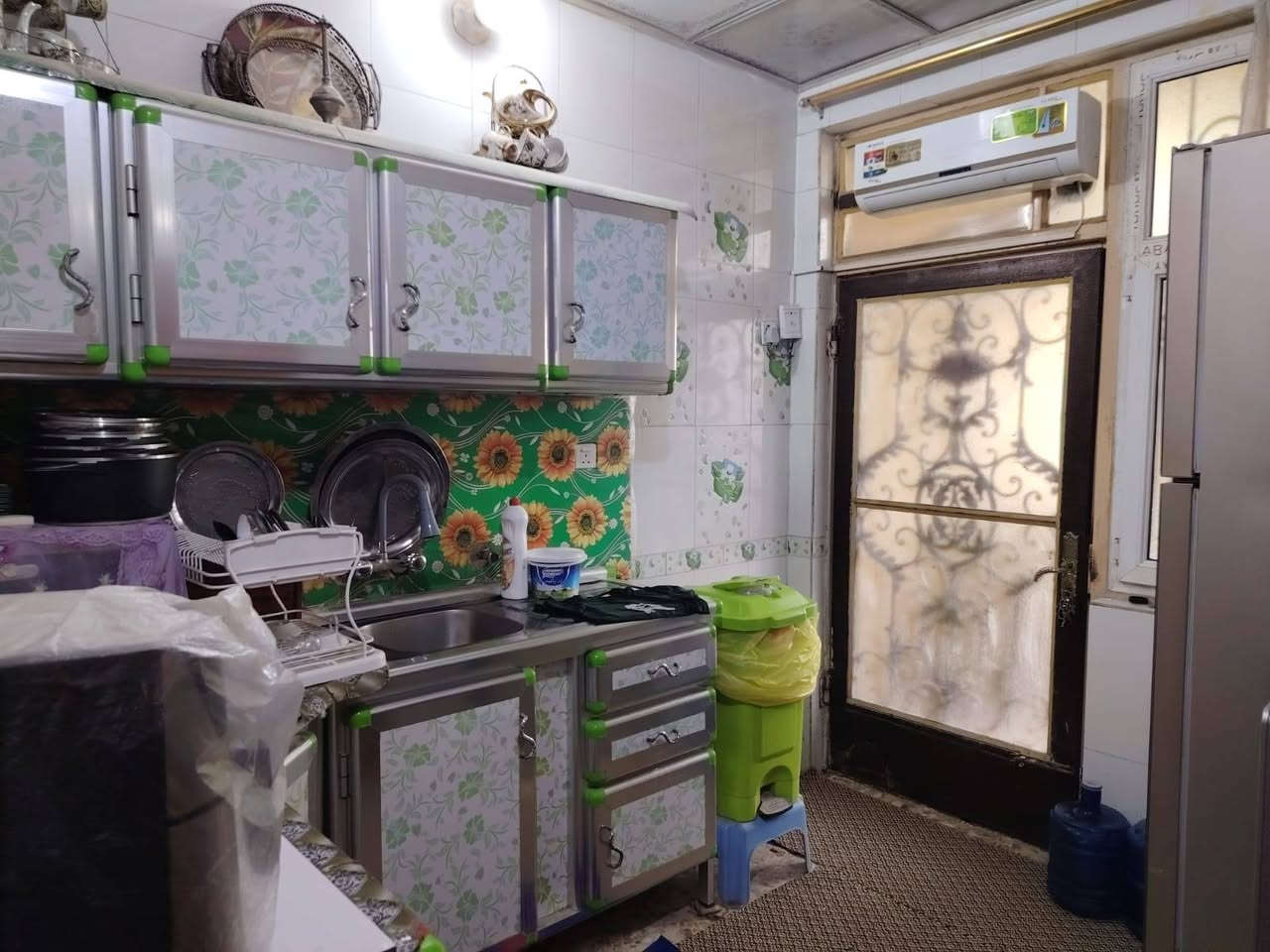 دار للبيع بالحيره حي الحسين قرب مركز صحي النعمان طابو صرف المساحة ١٢٥م٢ طابقين يحتوي على
٣ غرف نوم
٣ حمامات جدران سيراميك والارضيه بورسلين
مطبخ جداره سيراميك
مكشوفه عدد ٢
 الارضيه كاشي ابعاد ٤٠ سم *٤٠سم
سطح عدد ٢ مطبك شتايكر
استقبال مفتوحه على الصاله باب دفتري صاج خشب ٤ طلاكات
صاله كبيره عدد٢
للاستفسار مراسلة الصفحه او الاتصال عالرقم ***********
