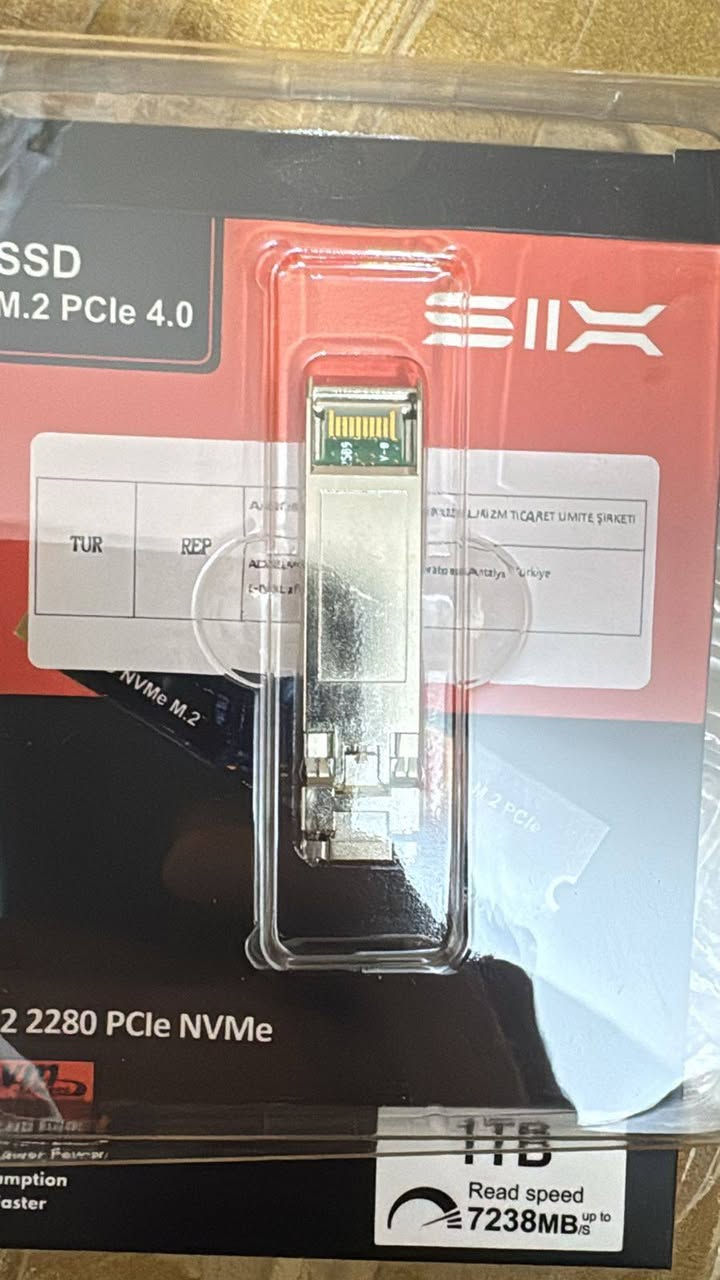 spf
هذه القطعة تسمى SFP Module (أو ترانسيفر)، وهي من تصنيع شركة Brocade الشهيرة في معدات الشبكات.
​ما هي وظيفتها؟
​تُستخدم هذه القطعة كـ "مُحول" يتم تركيبه في فتحات خاصة في (السويتشات) أو (السيرفرات) لتحويل الإشارات الكهربائية إلى إشارات ضوئية لتتمكن من توصيل كابلات الألياف الضوئية (Fiber Optic).
​أهم المواصفات من الصور:
​السرعة (8G SW): تدعم سرعة نقل بيانات تصل إلى 8 جيجابت في الثانية.
​نوع التقنية (SW): ترمز لـ "Short Wavelength"، مما يعني أنها مخصصة للمسافات القصيرة (داخل غرفة السيرفرات أو نفس المبنى) وتعمل مع كابلات الفايبر من نوع "Multimode".
​الاستخدام الشائع: تُستخدم غالباً في شبكات التخزين (SAN) لربط السيرفرات بوحدات التخزين الكبيرة بسرعة عالية واستقرار تام.
​ملاحظة بسيطة: في الصور تظهر القطعة موضوعة فوق علبة هاردسك (NVMe SSD)، لكن لا علاقة تقنية مباشرة بينهما؛ القطعة مخصصة لمنفذ SFP في السويتش، بينما الهاردسك يركب داخل الجهاز.
متوفر  4 قطع 
ملاحظة مو هارد للتاكيد 
فحم 
اي استفسار خاص 
قطع امزون


**إذا كنت صاحب هذا الإعلان وتريد حذفه لأي سبب، رجاءا أرسل رسالة إلى الدعم الفني**