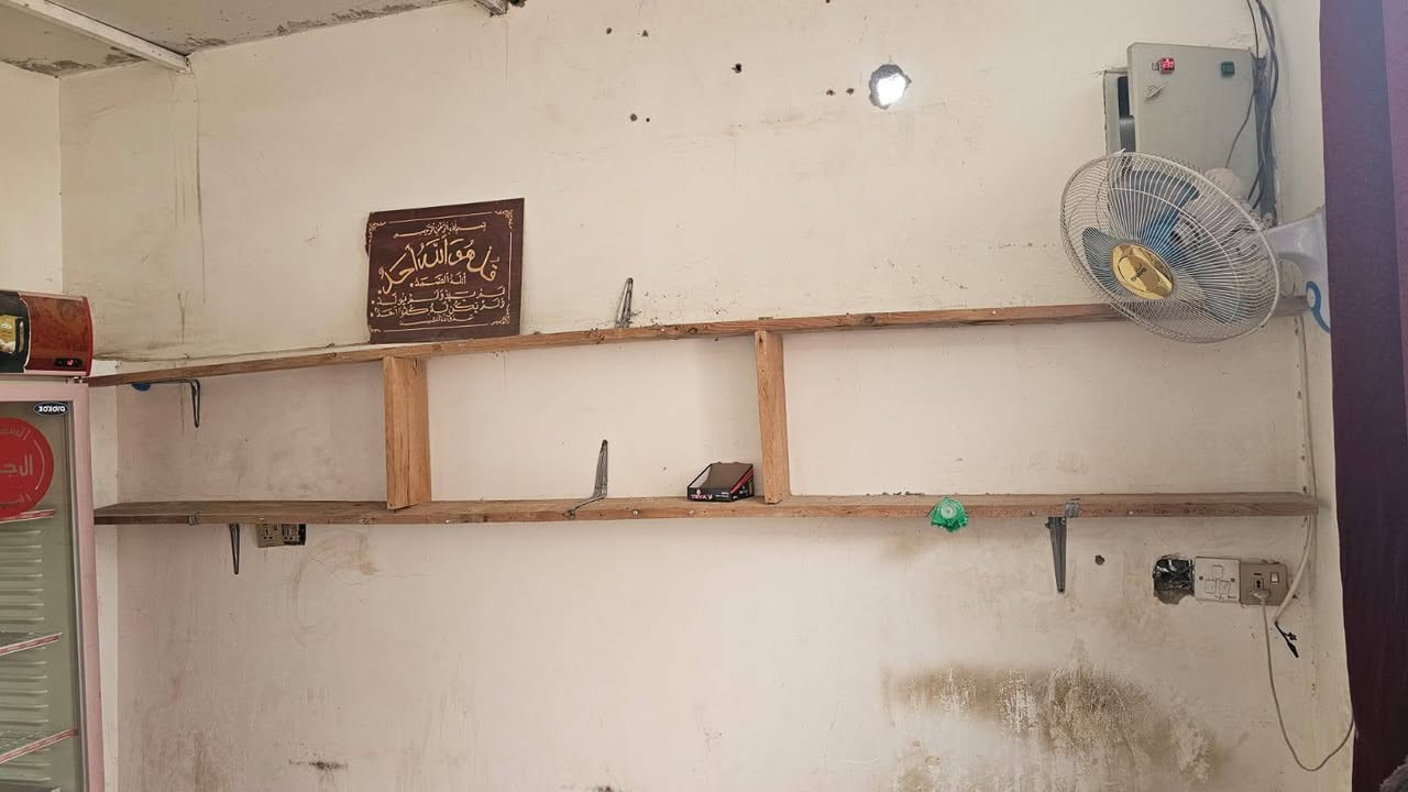 السلام عليكم رفوف عدد 2 للبيع شرط الشغل ورفوف خشب سعر خاص او اتصل ***********
