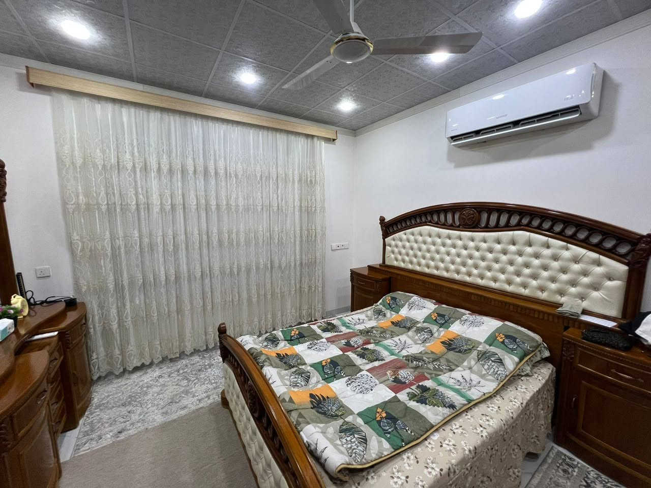 السلام عليكم
دار بناء حديث زيرو في منطقة التعليم العالي مقابل مجمع الغزل
المساحة ١٥٠ متر مربع
طابقين 
سنة البناء ٢٠٢٣
السعر (١٥٠) مليون دينار
للتواصل (***********)
