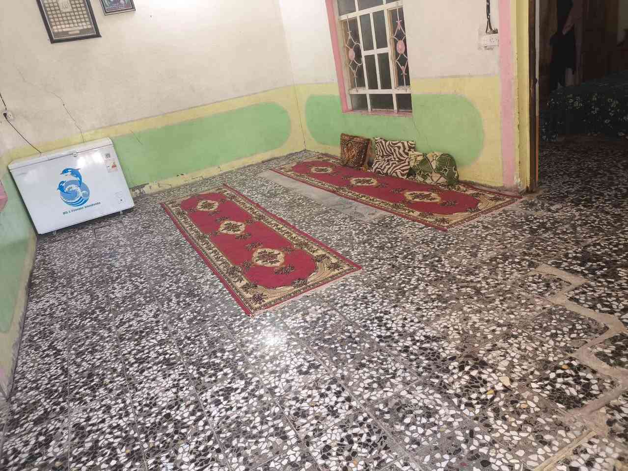 السلام عليكم
بيت للبيع 
المساحة 140
غرفتين وصاله كبيره 
ومطبخ وصحيات
 الخدمات ماء ومجاري وتبليط قريب جدا
الموقع / السايدين السياحي / الفرع مقابيل غسل ال جلهام 
 للأستفسار الاتصال على الرقم / ***********
