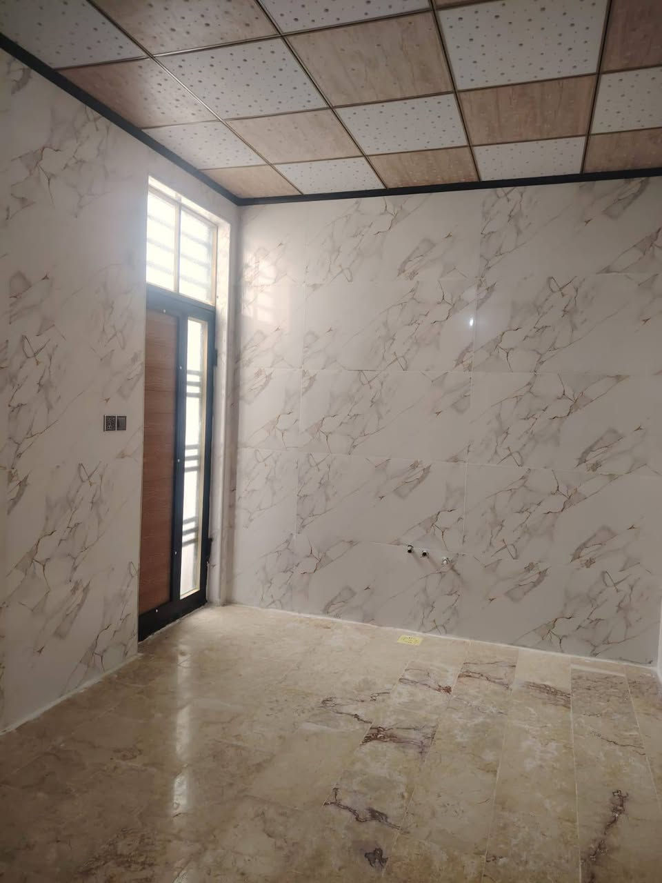 بيت للبيع حي العسكري منطقه 3000 المساحه 100 متر جديد طابق ونص يحتوي على غرفتين وصاله  واستقبال الاتصال على الرقم الآتي *********** السعر 135 بي مجال ويباع على المبادرة
