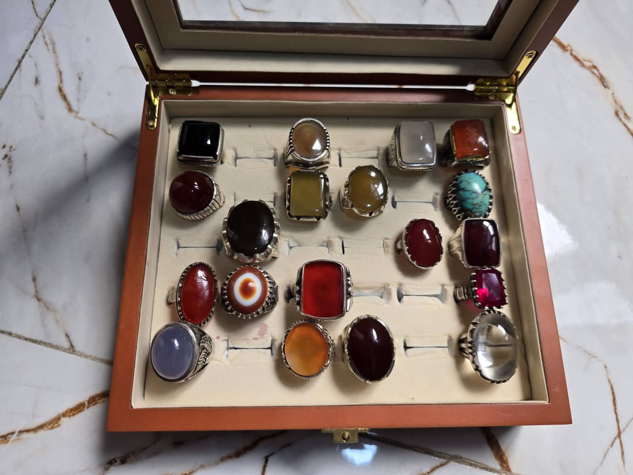 السلام عليكم للبيع ١٩ خاتم ***********
