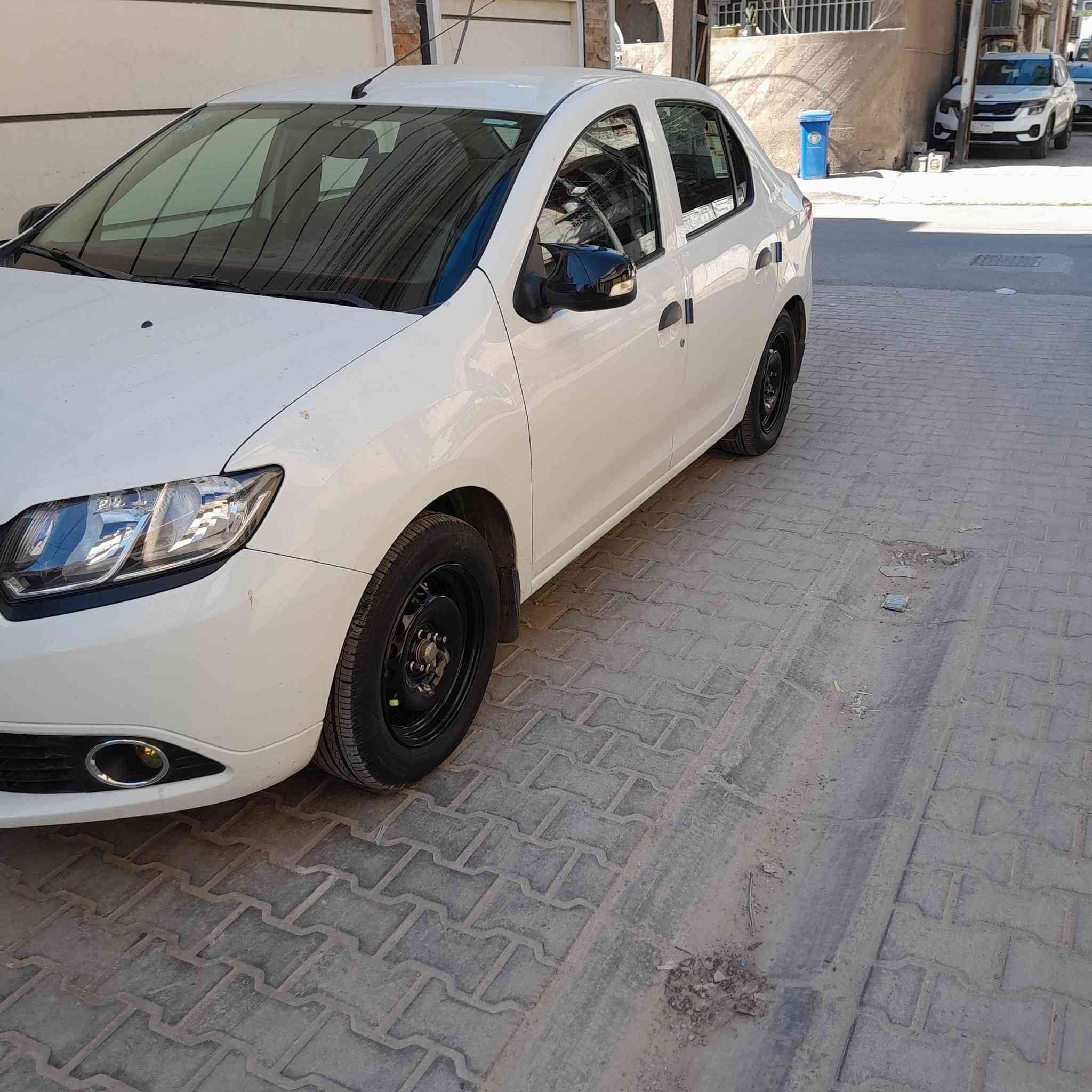 السلام عليكم  رينو سمبل اللون ابيض كفالة عامه كشر وكيري ومكينة وحدادية عدد  كليو متر حقيقي٤٧ السيارة  اخت الزيرو بعده وضع شركة السعر ٨٢ وبيه مجال العنوان بغداد   تليفون  *********** اذا اكو امراس بسيارة اقل سعر اراوس بصالون يعني اريد فرق بسعر المراوس
