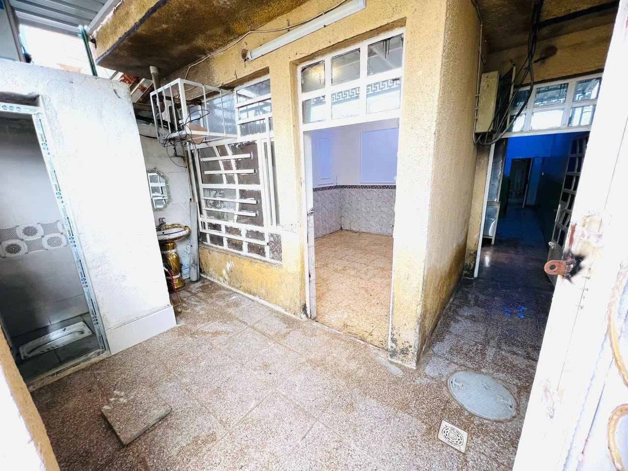 ‏يا الله سلام عليكم بيت للبيع منطقة جسر ديالى الجديد بغداد الكنغولية مساحة البيت 100 متر بيع مستعجل بسبب الظروف بيت كامل ما مسكون به بيت جاهز سيراميكوك شي وترميم جديد واجر سطح موجود موضح بالقطع الفيديو موية وكهرباء وخدمات قريب على الشارع يبعد عن الشارع 50 متر البيت جاهز ونظيف بنيان حديث يحتوي البيت على غرفة خمسة بأربعة وصالة وصحي ات الداخلية وخارجية يحتوي البيت على مطبخ حار وبارد واستقبال وق راج والبيت جاهز الوجه خمسة والنزل 20 البيت باسمي سند 25 تحويل مباشر من طرف المشتري وبي مجال للشرا ايه يحتوي البيت على طابق ونص وكامل على آخر حباية رقم الهاتف *********** واي استفسار على هذا الرقم ما متواجد على الفيس اللي يحب يتصل وبخير ويدل بيت كلش نظيف وبالعافية علي اخذه يكمل المقطع الفيديو ويتصل بي وأنا بخدمه السطح مطبق
