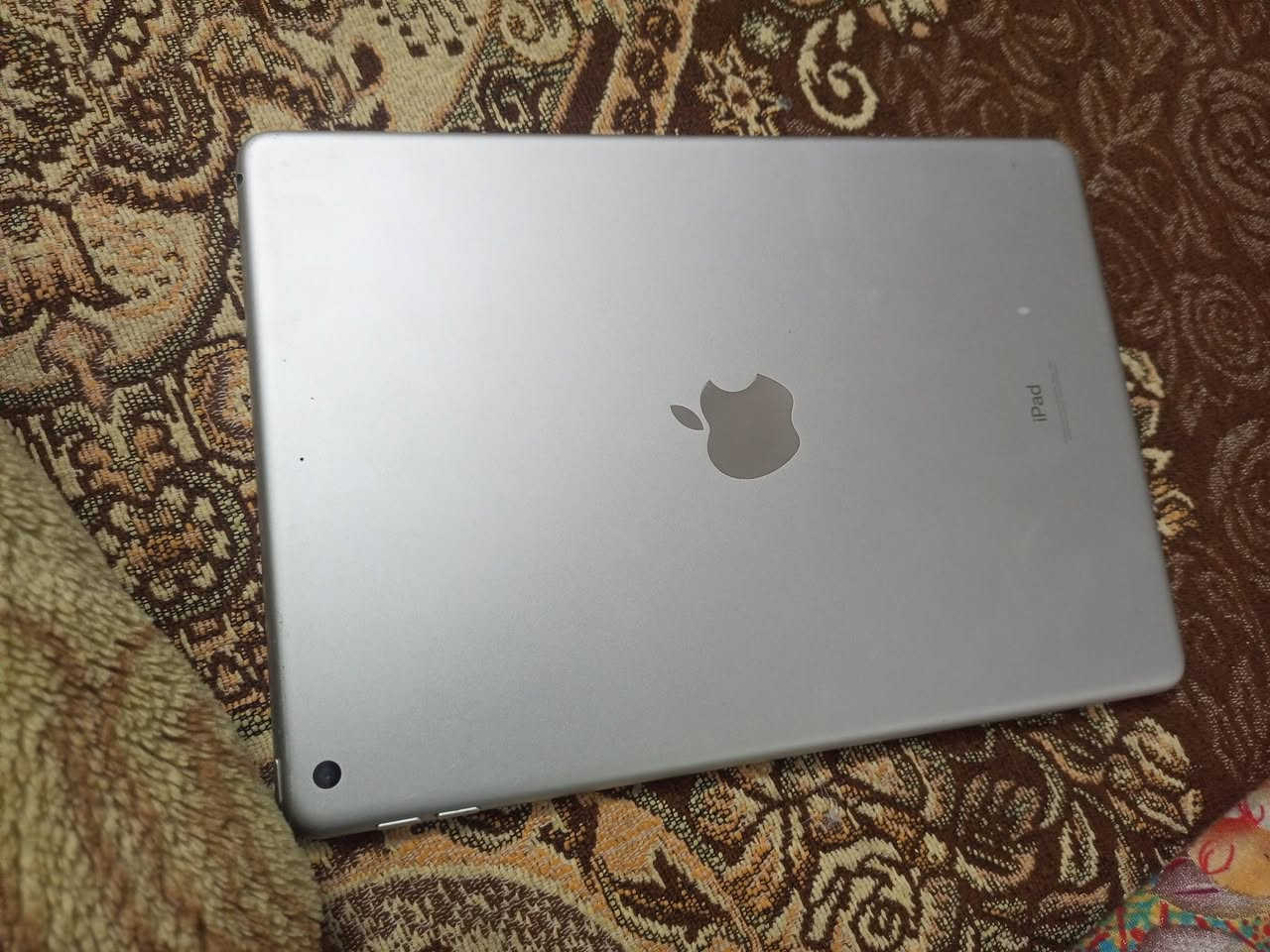 ايباد 9للبيع ايباد نضيف ما صارلي 4تشهر من مشتري بس هامله  ذاكره 64 شاشه اصليه ولبطاريه اصليه شاشه ما بيه خدش نضافته 80 /..100 ..مكاني بغداد شعله سعر 325 وبي مجال .. هاذه رقمي بس واتساب***********
