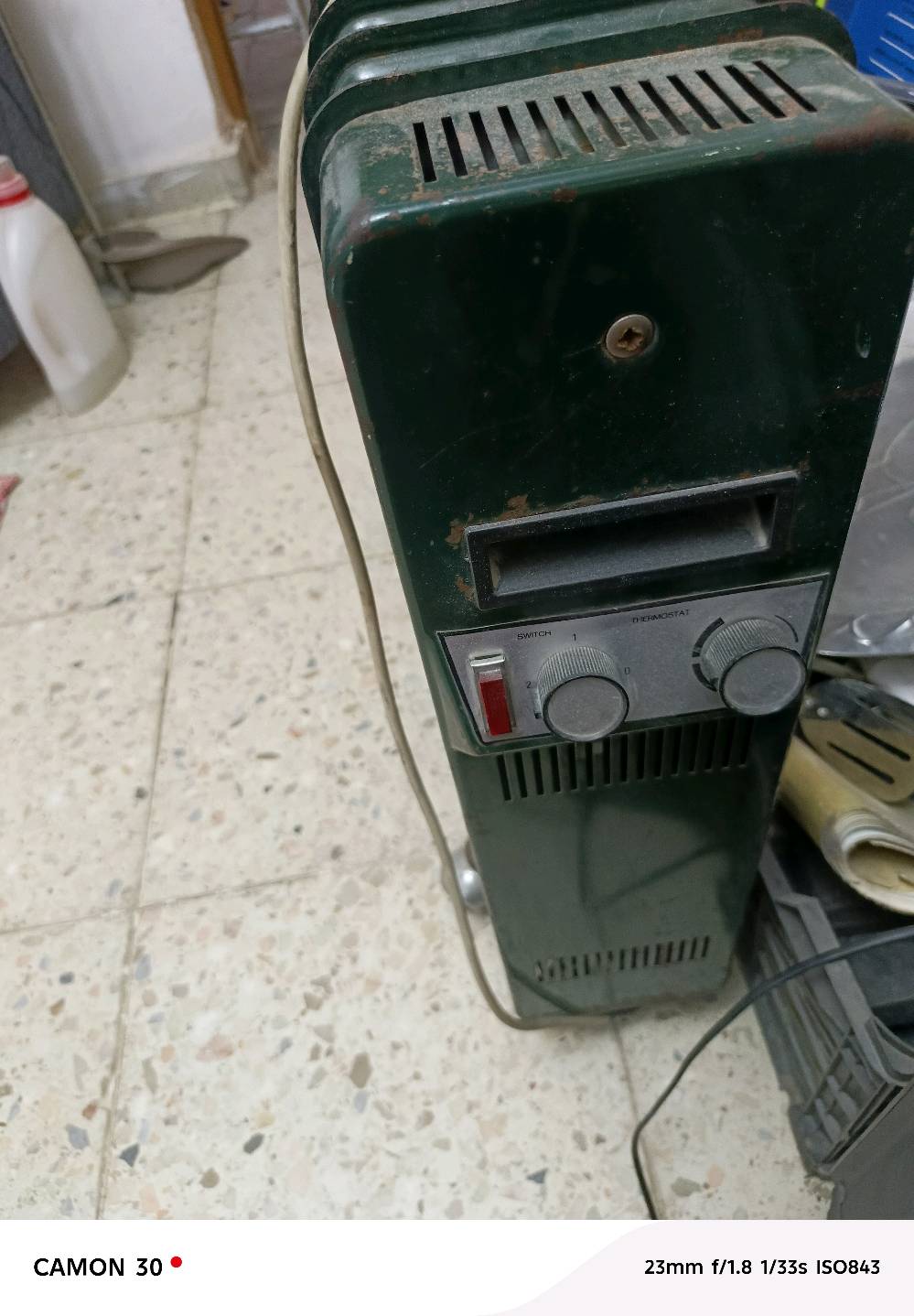مدفأه زيتيه ١٢ خانه نوع سيمنز نظيفه شغاله تحتوي على ٣ درجات وثيرمو شغال ما داخله تصليه ابد سعر ٣٥ الف