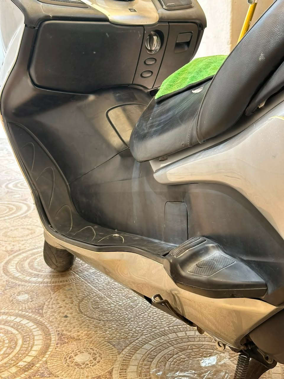 ⚫️ السلام عليكم، دراجة فورزة للبيع

⚪️ النوع: 09

⚪️ اللون: سلفري ✨

⚪️ فول مواصفات
  ABS، GPS

⚪️ شادلها منظومة زنون بـ150

⚪️ كير 7 نمر، 4 تحويلات

⚪️ شلعة ومعدل خير من الله

⚪️ ماشية 34 ألف (حقيقي)

⚪️ السعر: 1500، بيه مجال قليل

⚪️ اوراقها كامله بس اسكنر 

⚪️ ملاحظة: بيها شخوط بسيطة أثر تحميل

⚫️ العنوان: واسط - قضاء الحي

⚫️ الرقم: ***********
⚫️ الرقم: ***********
