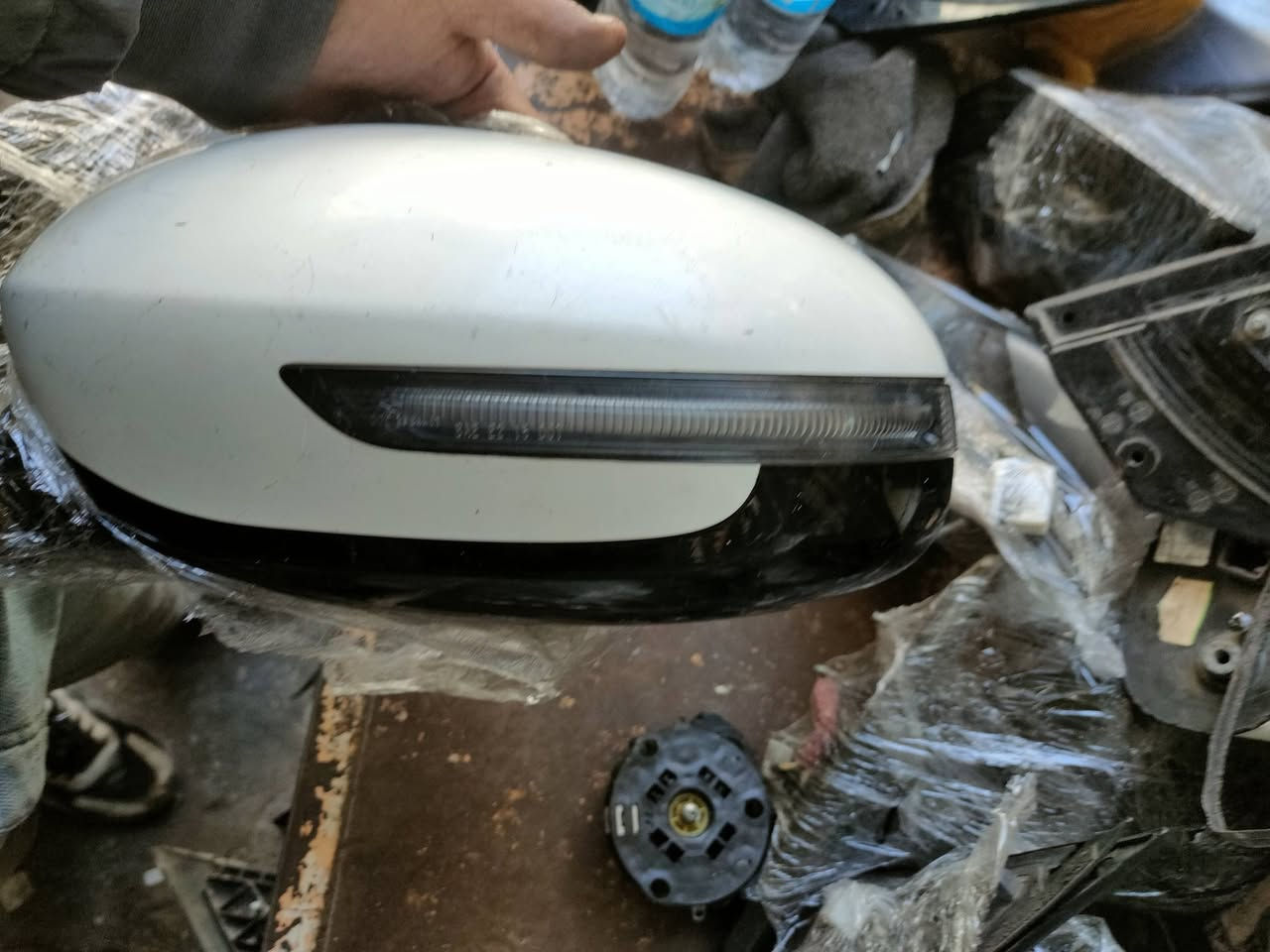 السلام عليكم توفرت مرايا جينسس gv70 +g70 +جميع مرايا السيارات الكورية بـ اسعار تنافسية 
***********
