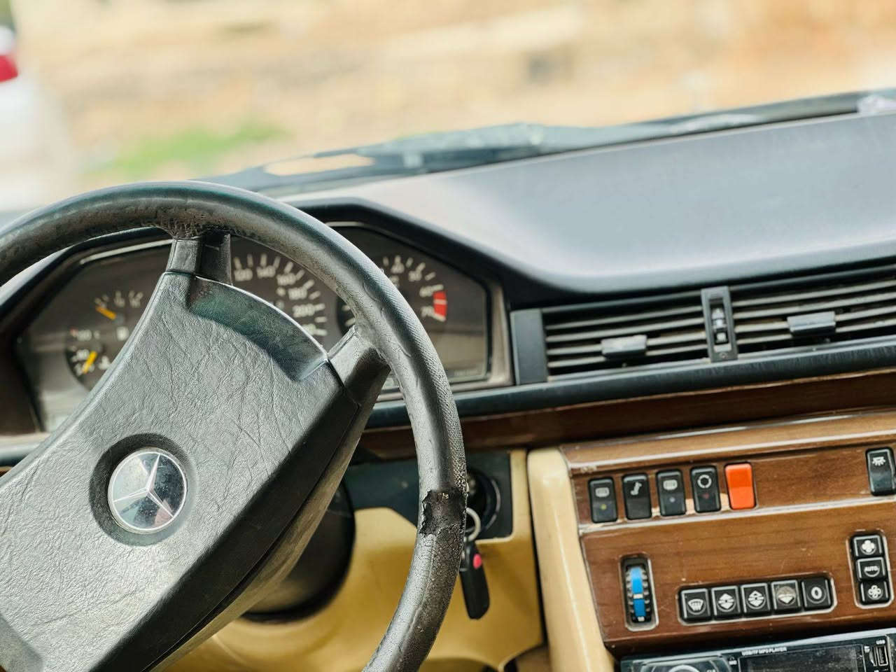 مارسدس دب موديل 1990 مكينه بلاديه رقم انكليزي بغداد باسمي السعر 60،$ مكانه السماوه للاستفسار ***********
