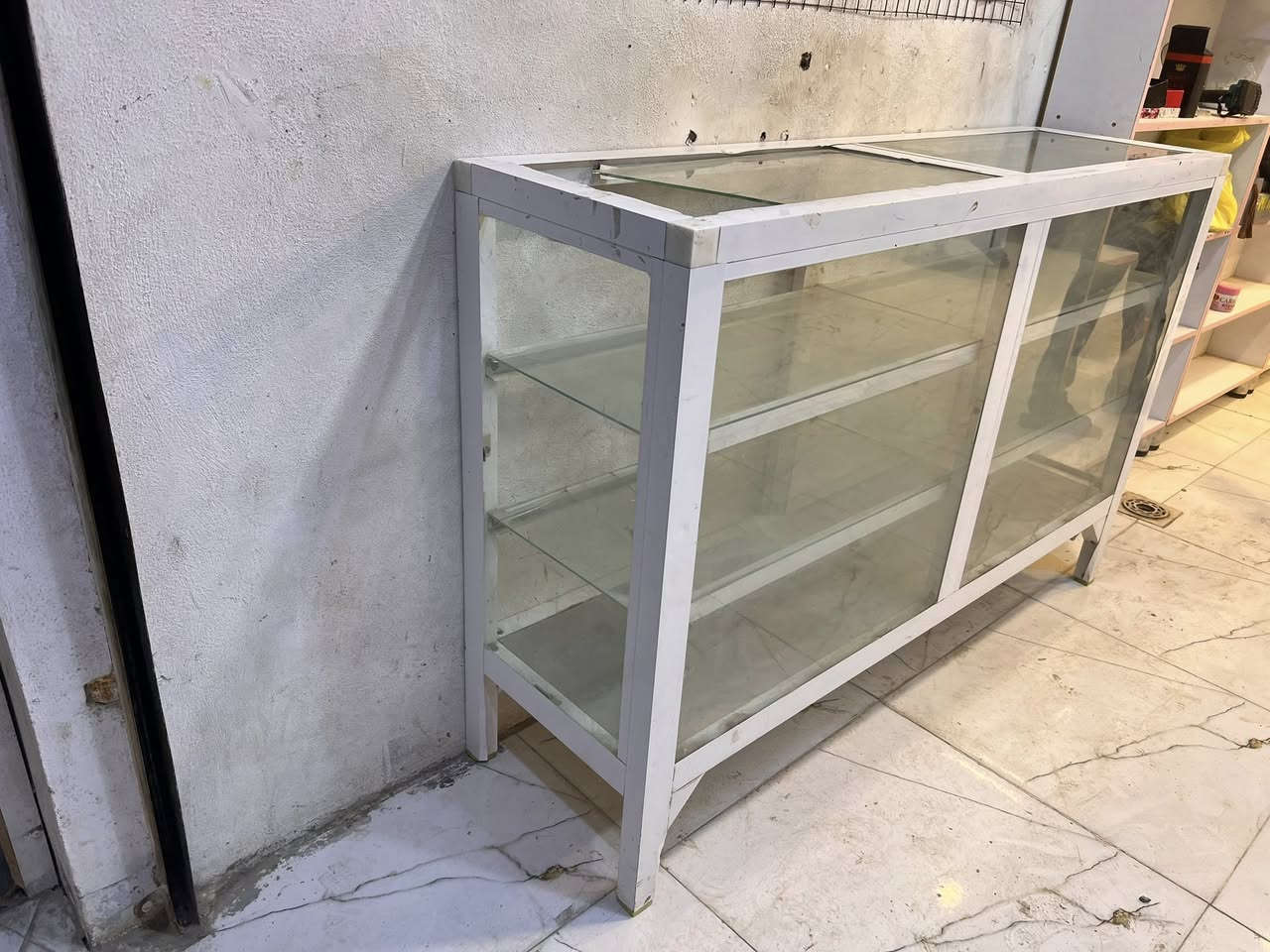 السلام عليكم 
عندي فاتيرنات الارتفاع ٢ متر و٢٠ العرض ٩٠ النزال ٢٠ 
ثلاث قطع وعندي ميز المنيوم  وعندي قطعة ضوئية الارتفاع متر والعرض ٣ متر للبيع للتواصل ***********
