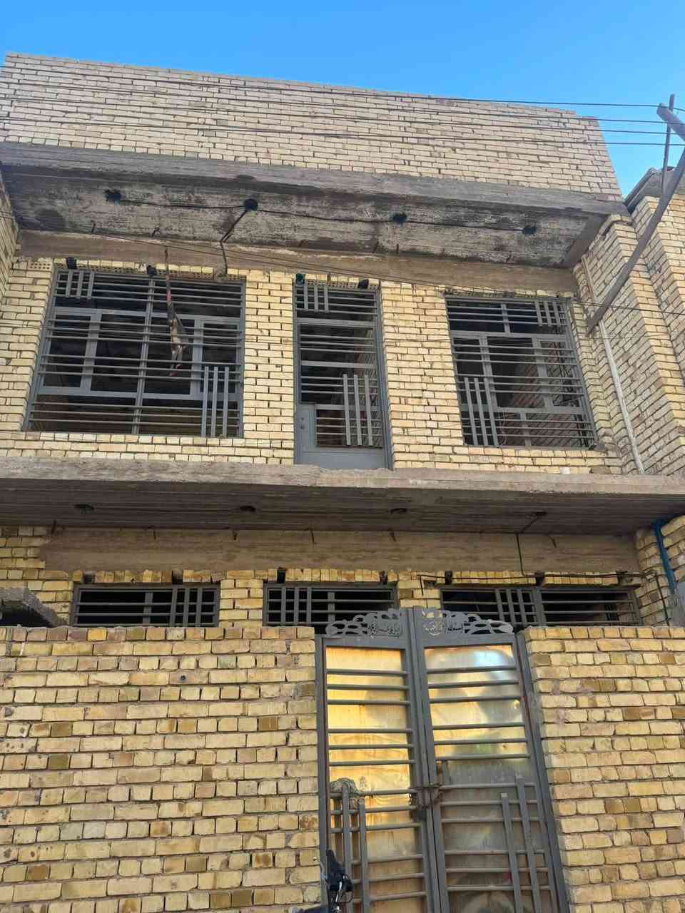 دار للبيع بسكينه بشارع بانزيخانة الجبهة
مساحة 50. بيت هيكل كامل كهربائيات وماء وصحيات 
تسيس كله كامل زاد تانكي ماء 
البيت 3 غرف نوم واستقبال ومطبخ بي مدخلين البيت 
+3حمامات 
***********
