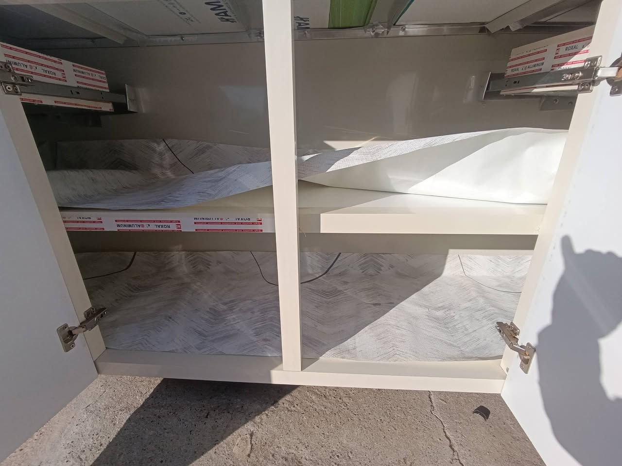 كونتر داخل الالمنيوم و ابواب بالون بريس 3قطع قياس 2متر /1.30 مستعمله كلش قليل اخت جديده  *********** واتساب
