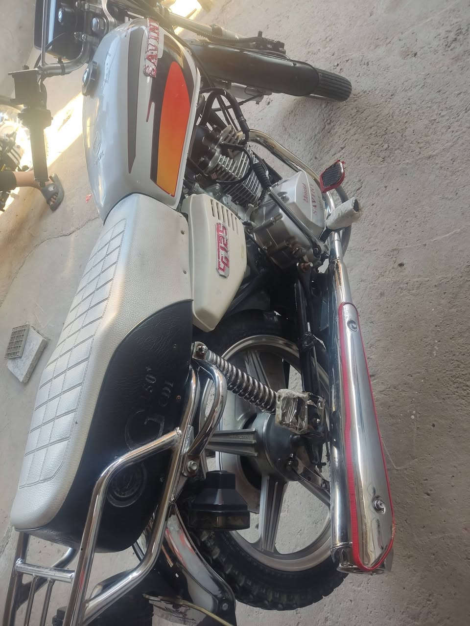 سلام عليكم: دراجه سيفان اوراق سكنر موديل 2020دراجه نضيفه مدرايها على اديدي مكينه مامفتوح منها برغي مابيها نواقص بس عداد وباتري ضعيف فقط للتصال ***********
