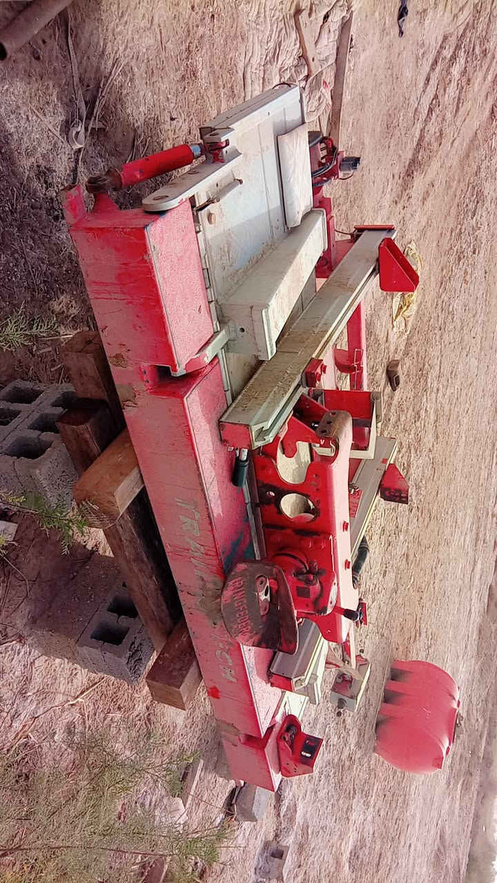 السلام عليكم  .من رحصة الدمن
للبيع دبل شاصي مع باب كهربائي  مكلف بل نشر رقم صاحبهن ***********.
