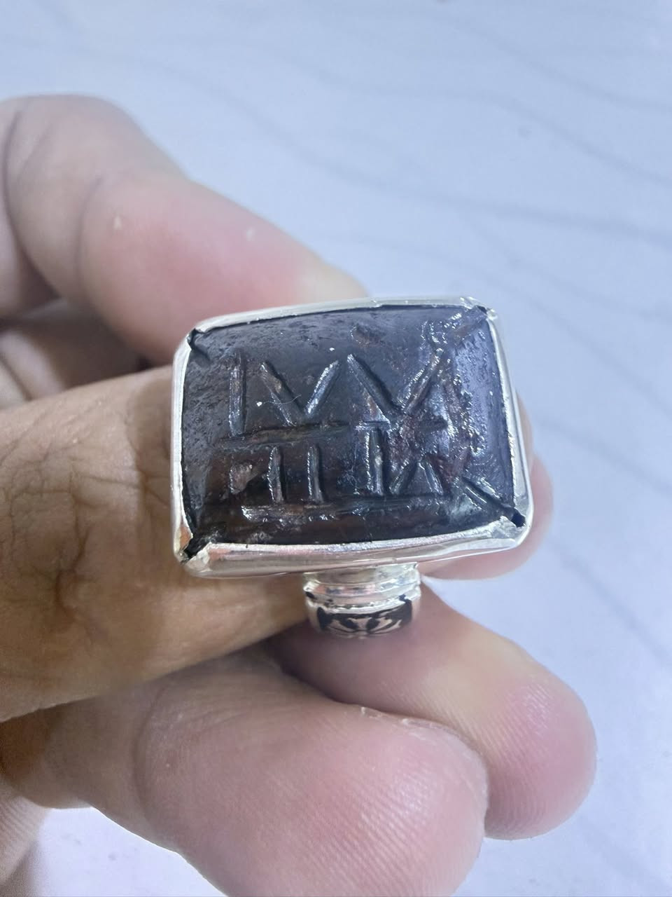 حجر صيني الخط كوفي قديم ( الملك لله)
اي استفسار اتصل او راسل 
***********
