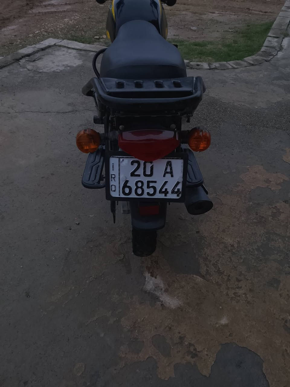 سلام عليكم يوجد لدينا دراجة بوكسر للبيع موديل 2022 على وضع الشركة برغي مامفتوح بيها مرقمة ديالى السعر1700000 وبي مجال غير متواجد على الفيس الاتصال على الرقم ***********
