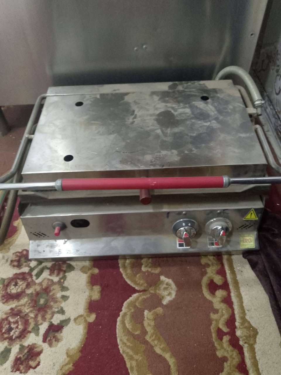 السلام عليكم غراض مطعم للبيع نضافه 100% الاستفسار ***********
