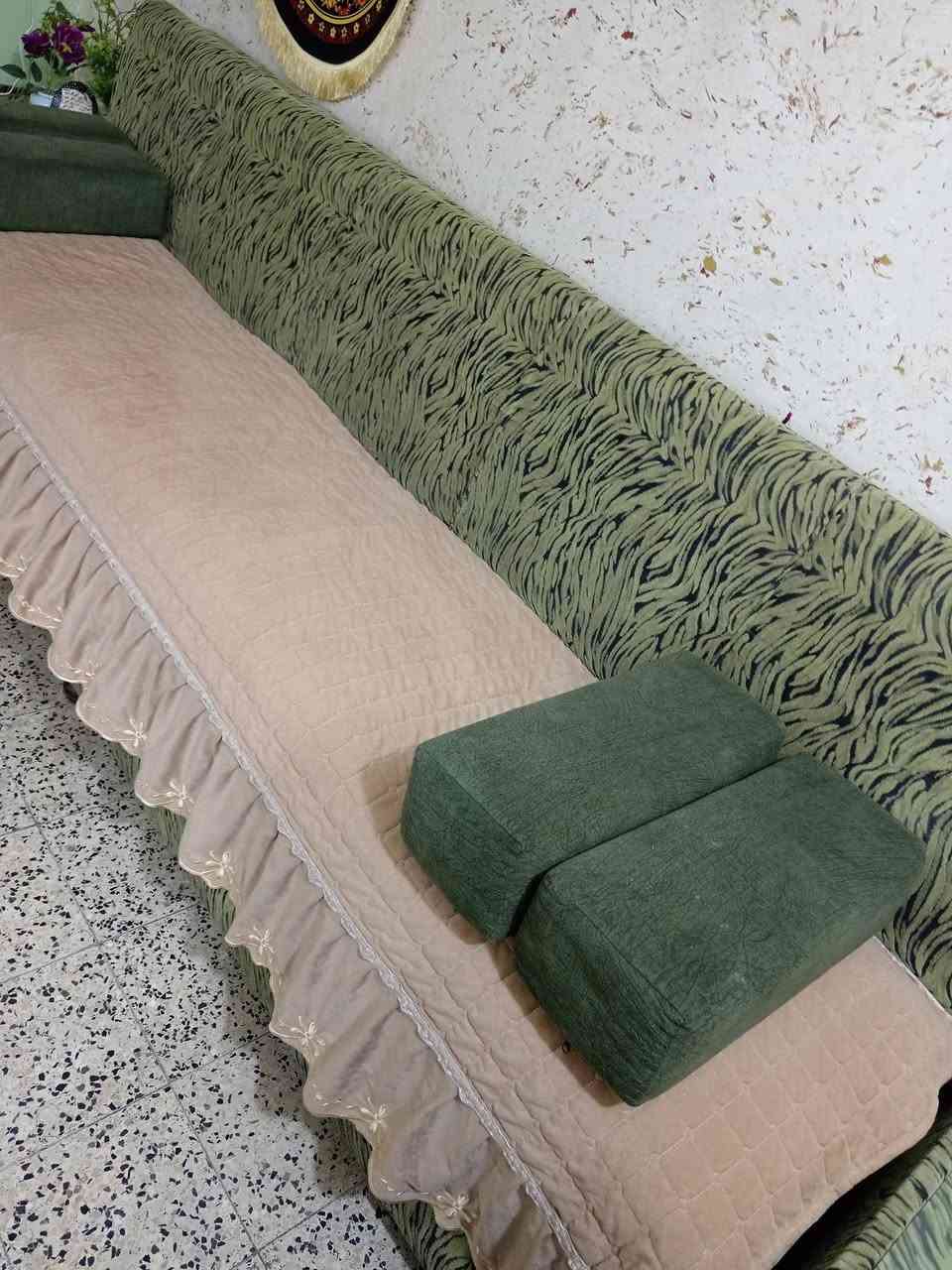 ديوان حسب الصور المنشورة وسيت طبلة وطبلات زغار خشب حسب الصور وميز للبيع للتواصل مع الرقم ***********

