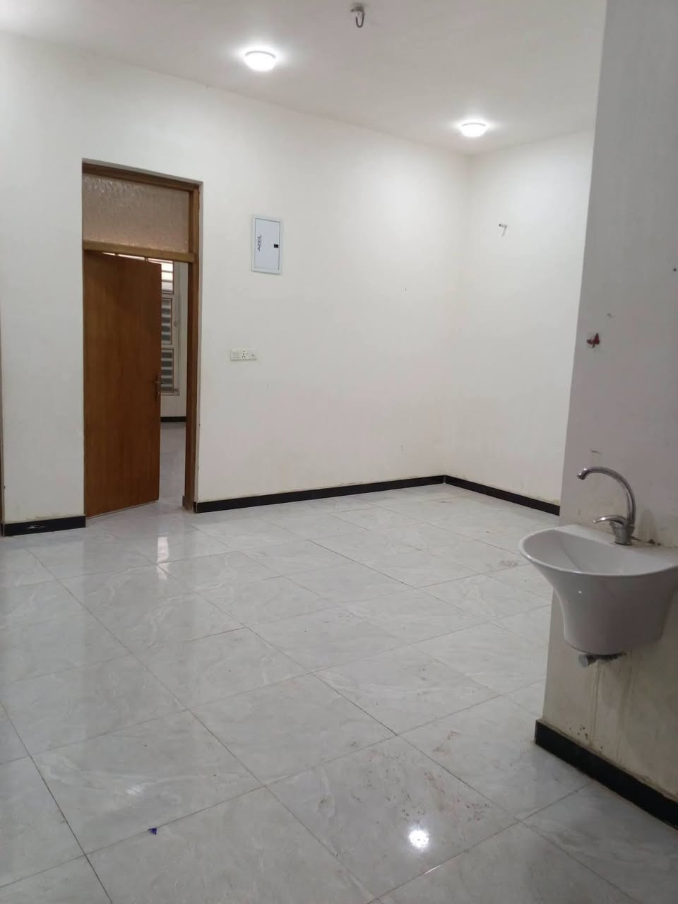 دار سكنية للإيجار

📍 الموقع: حي العسكري الثاني، قرب المستوصف الصحي.

📐 المساحة: 200 متر.

🏡 الوصف: بناء حديث، يحتوي على غرفتي نوم، وصالة، ومطبخ، واستقبال، وطارمة، ومجموعة صحية داخلية وأخرى خارجية.

***********
