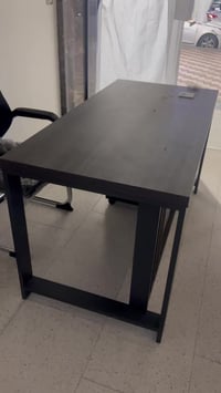 ميز جديد غير مستخدم طول 140 سم عرض 75 سم مع كرسي جديد طبي 07700841599