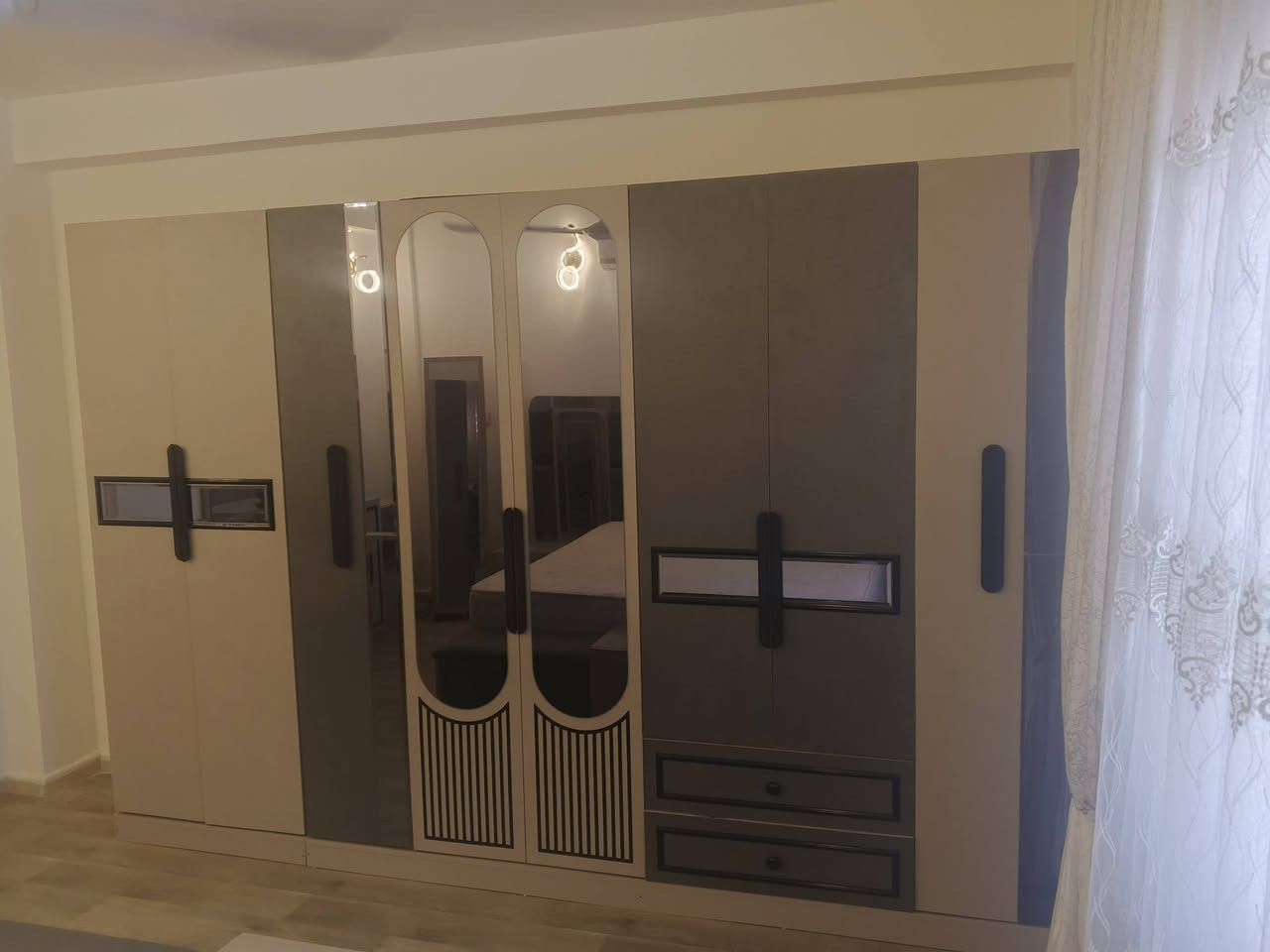 السلام عليكم غرفة تركي درجة اولة جديدة مامستخدمة بس اسبوع للبيع
بملوين و600
 للتواصل ***********
