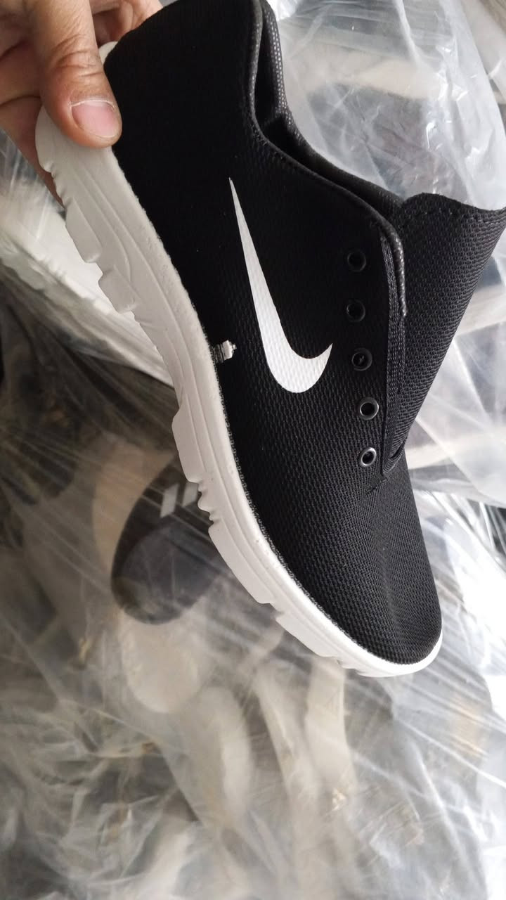 السلام عليكم شباب توفر احذيه شلعه جدا مناسب سعر القطعه الفين دينار كل قياسات متوفره من 40 لل 45 
استفسار خاص او تصال 
***********
