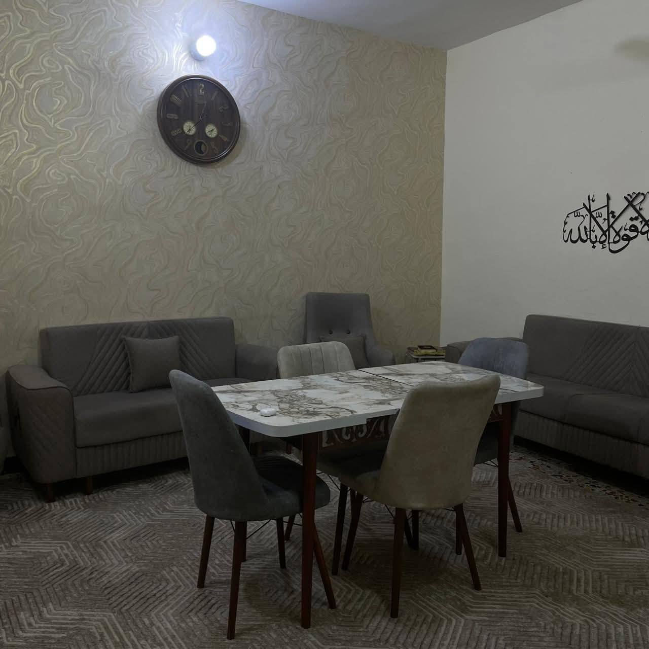 السلام عليكم بيت للبيع مساحة ١٠٠متر واجهة ٥يحتوي علىَ ثلاث غرف نوم وصالة ومطبخ وخدمات وكراج بيت نضيف جدا طابو زراعي سند ٢٥موقع ممتاز شرطه خامسة قرب اسواق اميرة شارع ١٥متر خدمات  كاملة ماء وكهرباء وتبليط الاستفسار على هذا الرقم ***********
