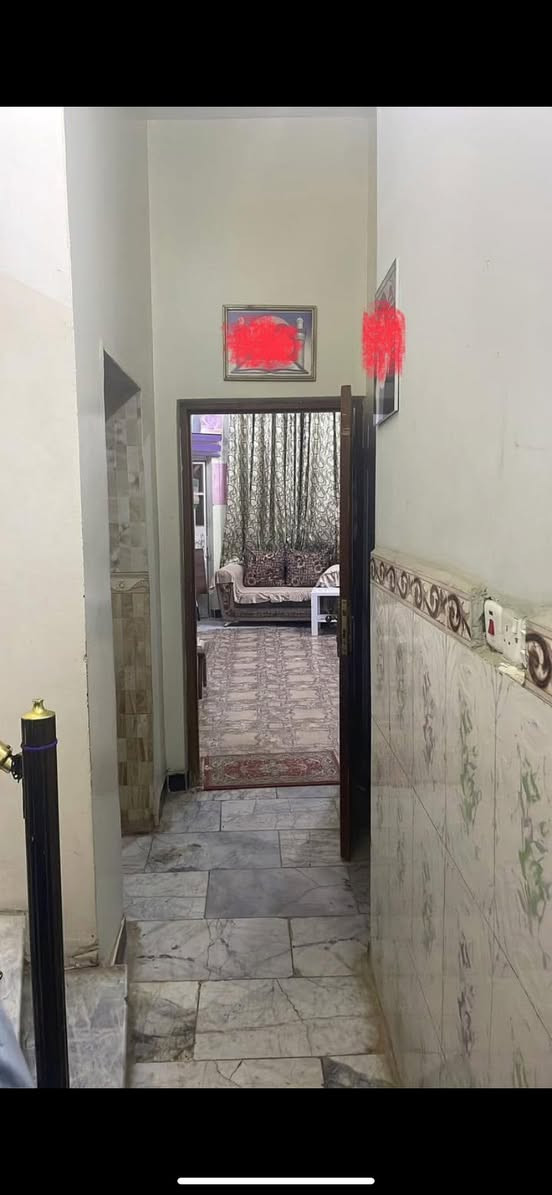 السلام عليكم
دار للبيع في القرنه السوق شارع الشهيد وسام 
البيت طابو صرف
مساحته ٣٠٠ م  مع  ( الفضله ٦٠ م حديقة )
تفاصيل البيت 
متكون من دار كبير طابق ارضي
٢غرفة مع هول كبير و هول صغير مع مطبخ و حمام و استقبال
ومع مشتمل٧٠متر معزول طابقين 
الطابق الأرضي غرفتين و هول و مطبخ صغير و حمام وموزع صغير
والطابق الثاني بي غرفتين و حمام و سطح وموزع
و فوق الدار الكبير فوق شقق اثنين 
معزولات مع درج خارجي متكونات الشقق 
من غرفتين وهول و حمام و مطبخ و كل شقة طارمة فوق معزولة .
علماً إن البيت والبيت الصغير المشتمل بناء طابوق ماعدا الشقتين م̷ـــِْن الثرمستون .
السعر (500 مليون ) بيه مجال قليل .
***********
***********
