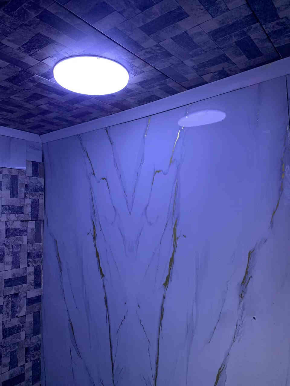 سلام عليكم بيت للبيع العنوان شارع المطار زراعي حي ميسان عامود 242 مقابيل العسكري قرب مضيف ال شبل منطقه متكامله من كلشي خدمات عامه مساحة البيت 60 متر يحتوي على مطبخ واستقبال مفتوح على المطبخ وحمام وتواليت منفصل وغرفه كبيره ومنور صغير وبيتونه وشارع زين عريض وجيران ورود للتواصل على الماسنجر أو الواتساب رقم *********** السعر 22 وبي مجال ويرهم إقصاد بمقدمه زينه
