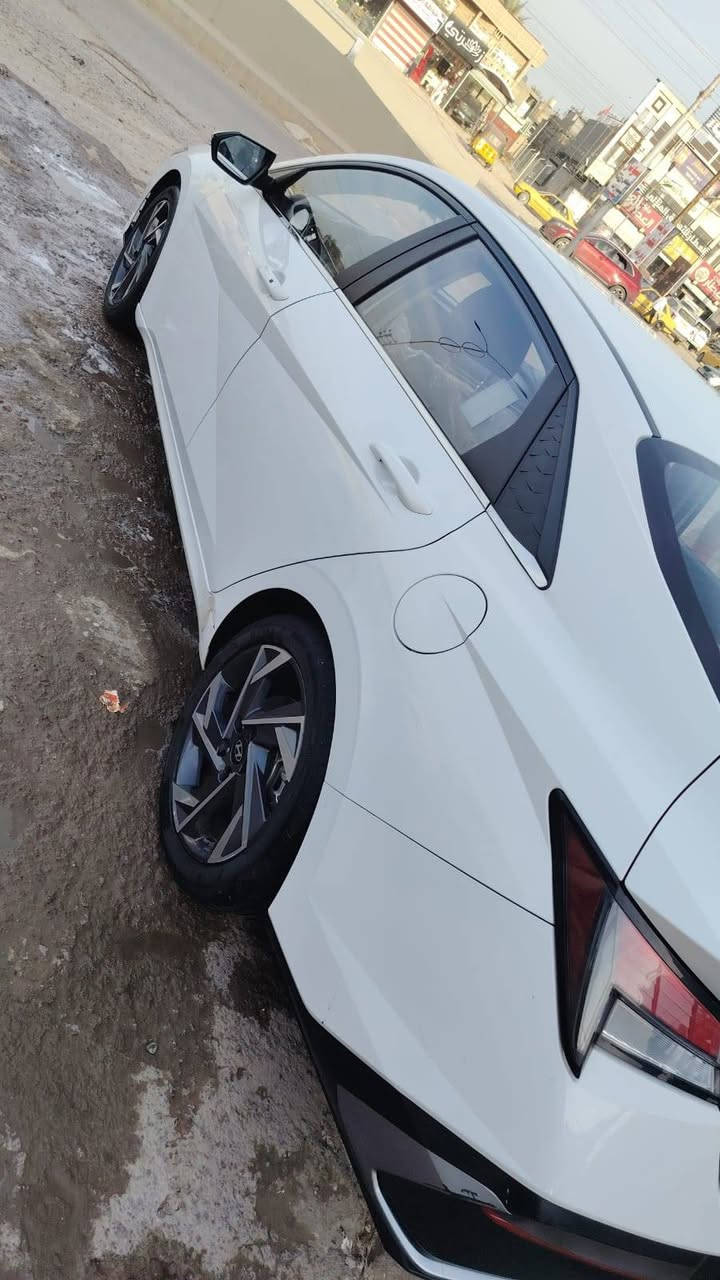 السلام عليكم اللنترا موديل 24 تجميع الصين فول مواصفات مواصفاتها معروفة ماكو داعي للشرح  بيها شخوط جدا بصيطه حته ممبينه ماشيه 55 سيارة خير من الله سبب البيع عندي مريض الله شاهد السعر 148 بيها مجال حك الجيه هذا رقمي *********** مكاني بغداد الزعفرانية
