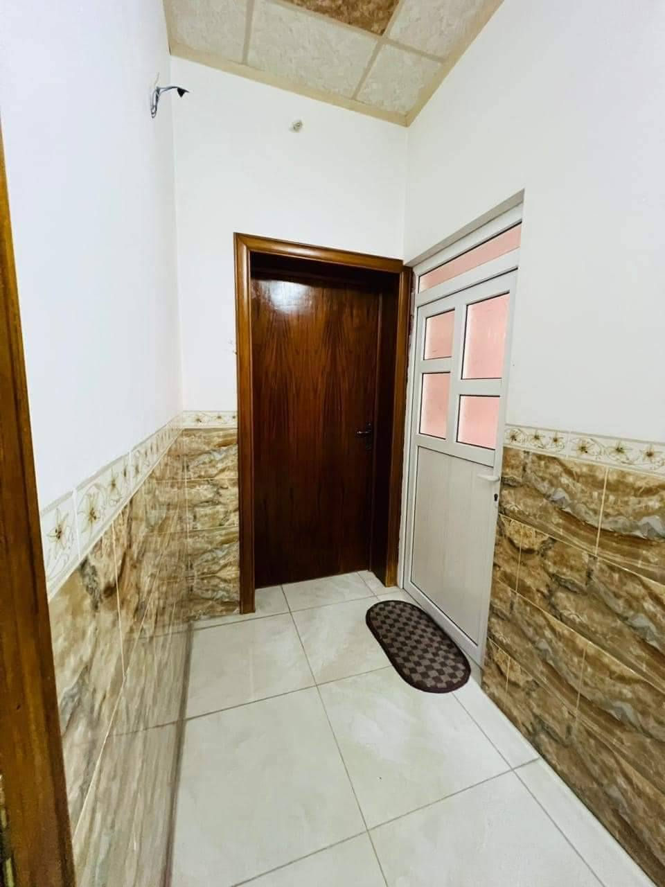 دار للبيع في حي الملايين الأولى قرب جامع الحسنين مساحه ٤٠٥م ركن قبله يتكون الدار طابقين مع ٥محلات وارد الحملات ٦٢٥ الدار طابق اول ٣غرف نوم وصاله وهول ومطبخ ومخزن وصحيات وكراج وحديقة طابق ثاني ٣غرف نوم وهول ومطبخ وصحيات الدار كلو سيراميك ارتفاع متر و عشرين صنف الارض بستان ملك صرف للإستفسار الاتصال على الأرقام ***********
***********
ابو سيف ***********
***********
ابو شهاب احمد غانم أو مراجعة المكتب نهاية سايدين المضخة مقابل مجمع شقق الحدباء مكتب ابو شهاب للعقار وقت الاتصال من الساعه العاشره صباحا إلى العاشره مسآء وشكرا
