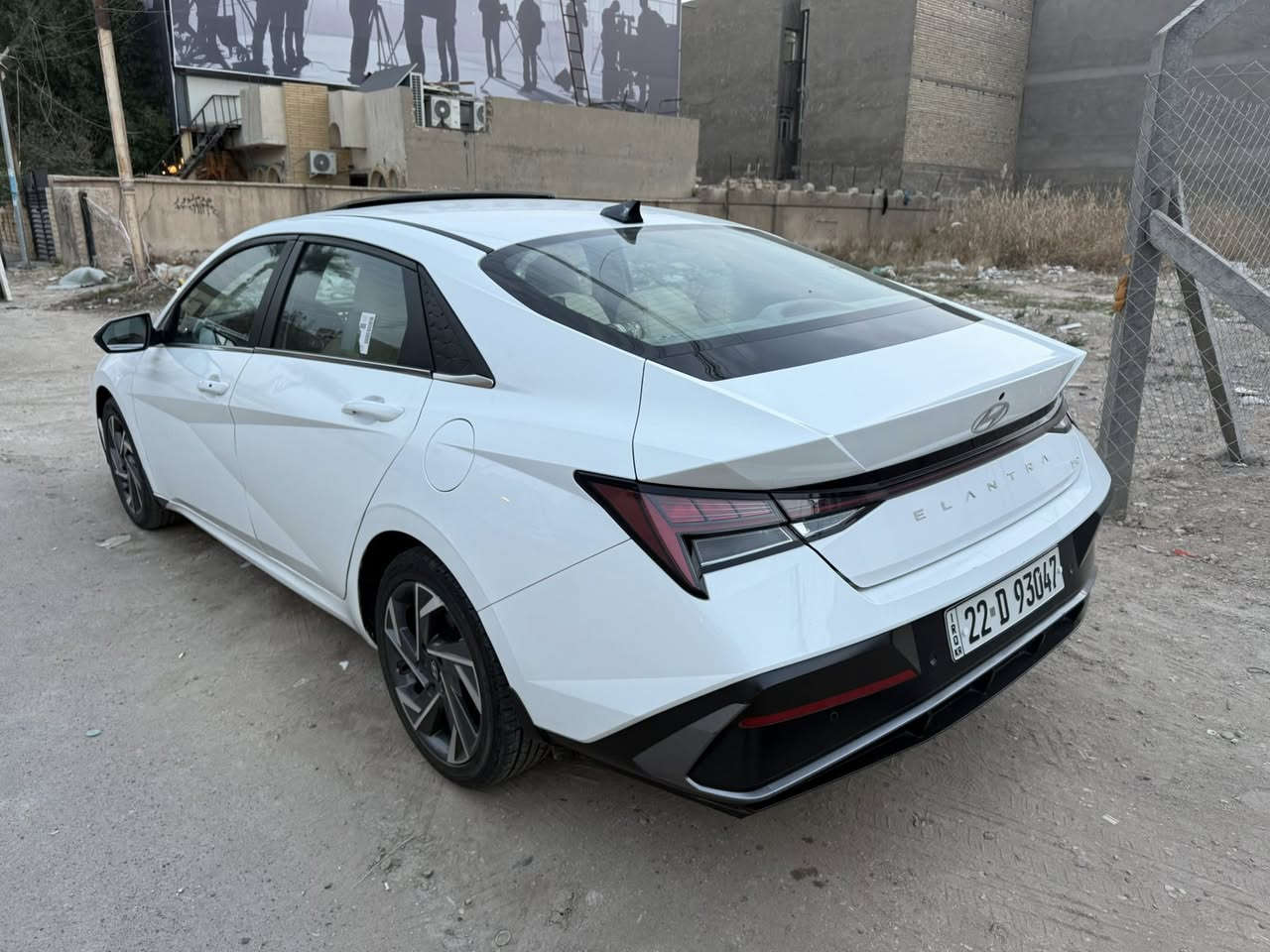 السلام عليكم 
النترا خليجي 2024 فول مواصفات 
سنوية باسمي 
ماشيه 40 
محرك 2000 
نضربت بيدي باب السايق والورا 
مبدل بلادي باب السايق مطابق لرقم الشركة 
 السعر 172
 للاتصال : ***********
مكاني بغداد - الكرادة
