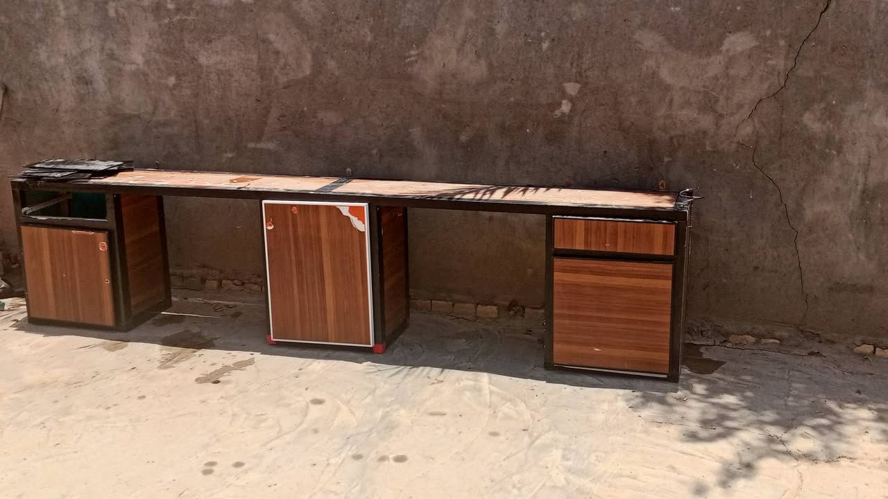 ميز تعليك حلاقه كرسيين يصلح طوله 3 مترات  ومرايه 2 قياسهن متر في 90 والزغار اثنين قياسهن 90 في 60 وياهن رف جام كلهن ب100 الف وبلاش 
الاتصال ***********
