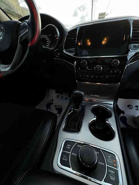 المحرك والأداء
تأتي فئة تريل هوك بمحرك مصمم لتوفير القوة اللازمة للمغامرات على الطرق الوعرة: 
المحرك: محرك V6 بنتاستار® سعة 3.2 لتر.
القوة الحصانية: يولد قوة تبلغ 271 حصانًا عند 6500 دورة في الدقيقة.
عزم الدوران: يبلغ عزم الدوران 239 رطل-قدم عند 4400 دورة في الدقيقة.
ناقل الحركة: مقترن بناقل حركة أوتوماتيكي بـ 9 سرعات.
استهلاك الوقود (المتوسط): يبلغ متوسط استهلاك الوقود حوالي 10.5 كيلومتر/لتر 
قدرات الطرق الوعرة
تم تصميم طراز تريل هوك خصيصًا للتفوق على الطرق الوعرة، ويشمل ذلك الميزات التالية: 
نظام الدفع الرباعي: يتوفر قياسياً بنظام Jeep Active Drive II الذي يتكيف تلقائيًا مع مختلف التضاريس (الطين، الثلج، الرمل، الصخور).
نظام Selec-Terrain®: يتيح للسائق الاختيار بين أنماط قيادة متعددة لتحسين الأداء في الظروف المختلفة.
التعليق: نظام تعليق فريد ومُطوّر خصيصًا لفئة تريل هوك يوفر ثباتًا إضافيًا وارتفاعًا عن الأرض.
قدرة السحب: تصل سعة السحب إلى 2000 رطل (حوالي 907 كيلوغرام).
الزوايا: تتميز السيارة بزوايا اقتراب ومغادرة محسّنة مقارنة بالفئات الأخرى، مع ارتفاع يصل إلى 28 سم عند تفعيل وضعية "الصخور" للمساعدة في اجتياز العوائق. 
التصميم الخارجي والداخلي
التصميم: يتميز بتصميم خارجي محدّث لعام 2019، مع مقدمة وشبكة تهوية معاد تصميمها.
العرض الإجمالي: 74.9 بوصة (حوالي 190 سم).
المقاعد: تتوفر مقاعد جلدية معززة، وغالباً ما تتضمن ميزات مثل التدفئة والتعديل الكهربائي في مواصفات الخليج.
التكنولوجيا: أنظمة سلامة وأمان متقدمة، وشاشة معلومات ترفيهية، وكاميرا خلفية، وحساسات خلفية وأمامية. 
رقم بغداد فول مواصفات وفول نضافة  الاتصال على رقم ***********
السعر 32000
الف دولار
