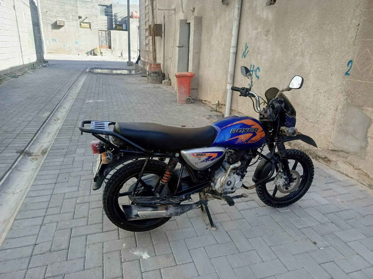 السلام عليكم دراجه بوكسر فحل للبيع رقم وسنويه موديل 21 كفاله كله على البلاد نضيفه كلش تحويل ثاني يوم السعر واحد و 650 )  1650 عنواني بالزبير الشراي يتصل *********** الدراجه شرط أحله من الصور

