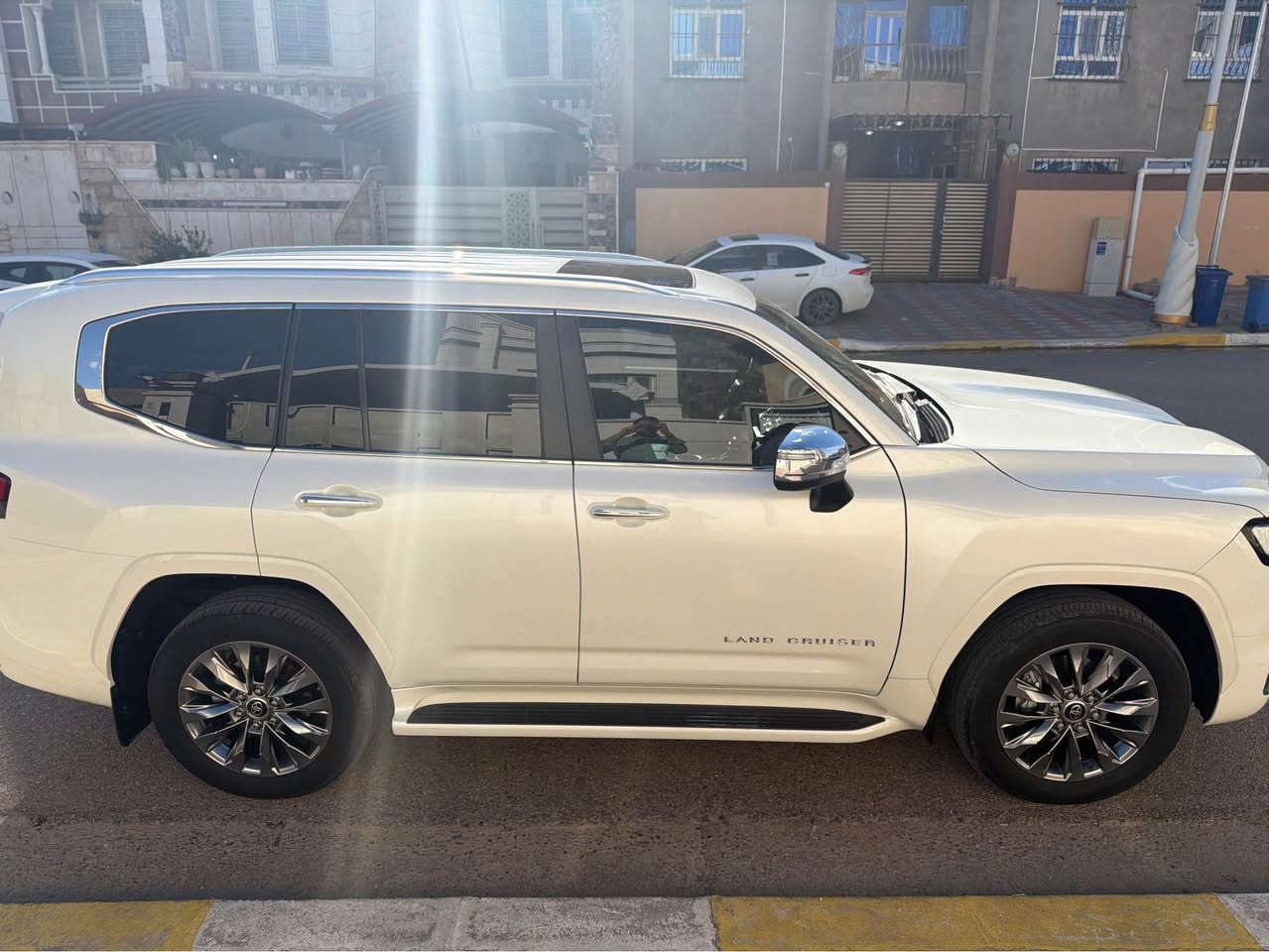 مواصفات لاندكروزر VX 2023 تنفس طبيعي (4.0L V6)
* المحرك والأداء:
    * نوع المحرك: 6 سلندر، 4.0 لتر تنفس طبيعي (بدون تيربو).
    * ناقل الحركة: أوتوماتيك.
    * نظام الدفع: رباعي مستمر (4WD) مع دبل خفيف وثقيل.
* التصميم الخارجي:
    * مصابيح LED أمامية وخلفية.
    * إشارات ترحيبية بالأبواب والدوسة.
    * حساسات أمامية وخلفية.
    * جنوط ألمنيوم (تختلف حسب الفئة).
* المقصورة الداخلية والراحة:
    * مقاعد جلد (جلد فاخر).
    * تبريد وتدفئة للمقاعد الأمامية والخلفية.
    * شاشات ترفيه خلفية.
    * شاشة ملاحة مركزية (غالباً 12.3 بوصة في الفئات العليا).
    * شاحن لاسلكي (Wireless Charger).
    * نظام صوتي فاخر (JBL). 
    * نظام تويوتا للأمان (Safety Sense).
    * نظام التحكم بالجر والثبات.
    * نظام نقاط عمياء.
* الأبعاد والسعة:
    * تتسع لـ 7 أشخاص.
    * سعة خزان الوقود 110 لتر
السعر 690$ وبيها مجال 
للاستفسار *********** بغداد, العراق
