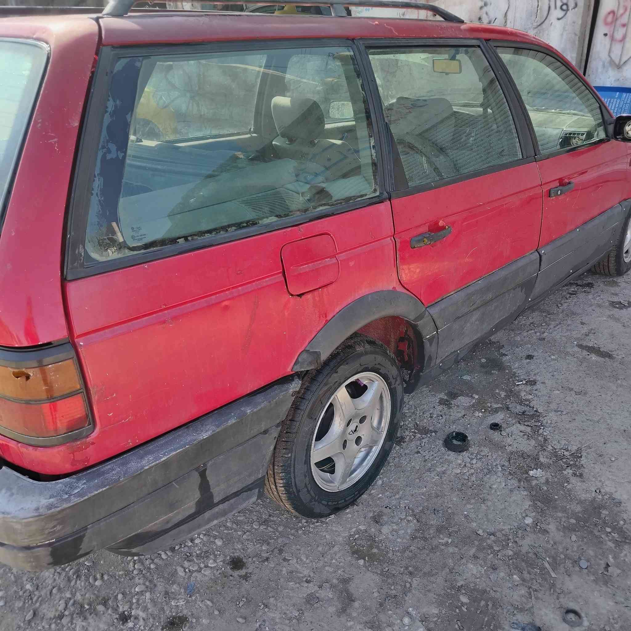 سياره باسات للبيع مديل ٩٢ صاحبها بل موصل بيها كاربون بيها جاملخ صبغ سياره نضيفه جاهزه الاستفسار عل رقم ***********
