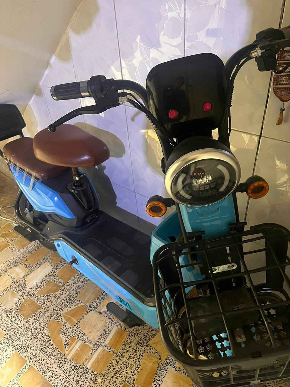 للبيع دراجه شحن ب 200

سرعتها 45

تمشي 35 كيلو 

بيها بصمه و سويج و قفل تاير و نذار 

تتحمل وزن 160 

بيها دبل إشاره و ضوه و ثلاث نمر 

التاير الأمامي مخلوع تصليحه ب 15 ألف 

و اربع بطاريات أصليات ليثيوم 

ماكني بغداد المعالف للاستفسار خاص او راسلني على هاذ الرقم / ***********
