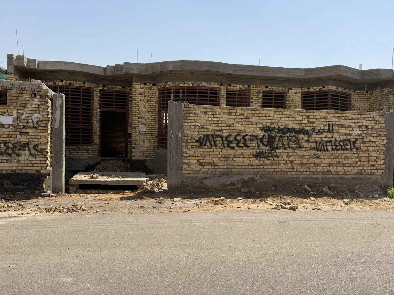 بيت للبيع مجمع حيدر حجي هندي المساحه 300  بناء حديث 3 غرف نوم كونكريتًً مسلح  ***********
