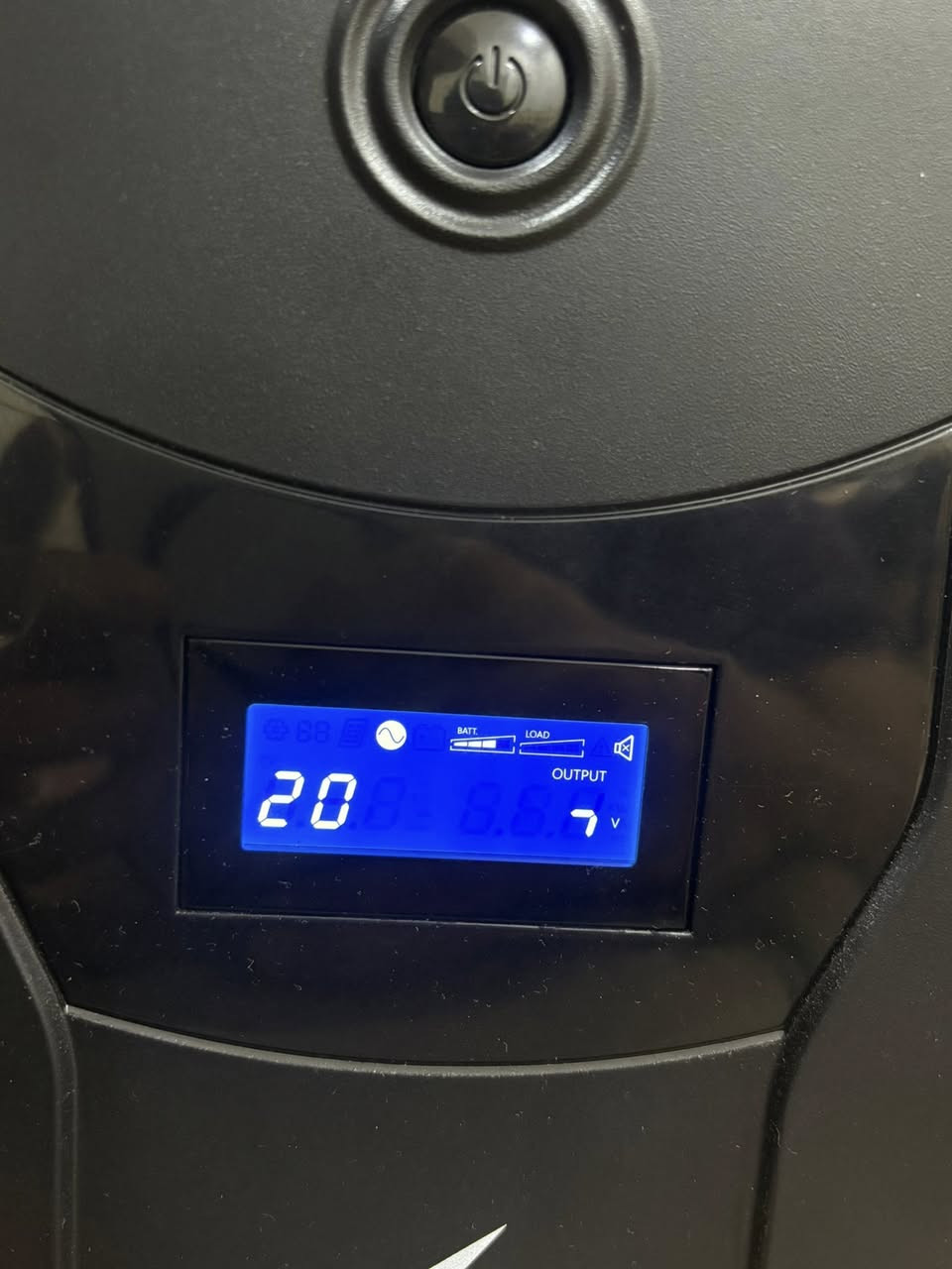 UPS FARBER 2500VA
بي شاشه LCD تعرض الفولتيه الداخله و الخارجه و نسبه شحن البطاريات و الحمل و باقي المعلومات 
يحتوي على برنامج تگدر تحمله و تتحكم بالجهاز بشكل كامل
و بي معادل فولتيه اذا عاليه يخفضها و اذا ناصيه يرفعها (فولتيه تطلع مستقره)
و بي اربع مخارج للكهرباء و فيوز 
و بي وضع صامت تگدر تشغله من خلال الدگمه الي موجوده بي او من خلال البرنامج 
بدلتله بطاريات اصليه قبل شهرين و حالتهن زينه 
بس الشاشه بيها بكسلات شويه مطفيه و مبينه بالصوره شويه على ارقام الفولتيه ما مأثره على نسبه الشحن و باقي المعلومات 
و كلشي مبين بالصور الجهاز نضيف و كارتونته و كيبلاته كلهن موجودات 
السعر 120 
مكاني كربلاء و عندي توصيل 
***********
