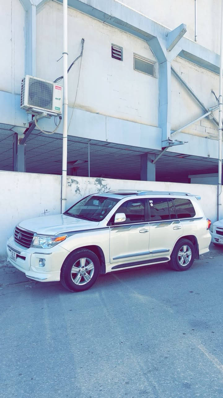 السلام عليكم لاندكروز 2014 بريم اصل مكفوله من الصبغ والفتح فقط بارد مواصفاته معروفه فتحه بصمه ثلاجه تشغيل عن بعد محرك 6 سلندر مري شفط وقلاب يدات نيكل لايت زنون تحكمات ستيرن حداديه جديده كير ومحرك مكفول تايرات نضيفات ماشيه 145 الف حقيقي ماعايزه برغي السياره السعر 395 وبيه مجال بسيط المكان النجف الأشرف كوفه ***********
