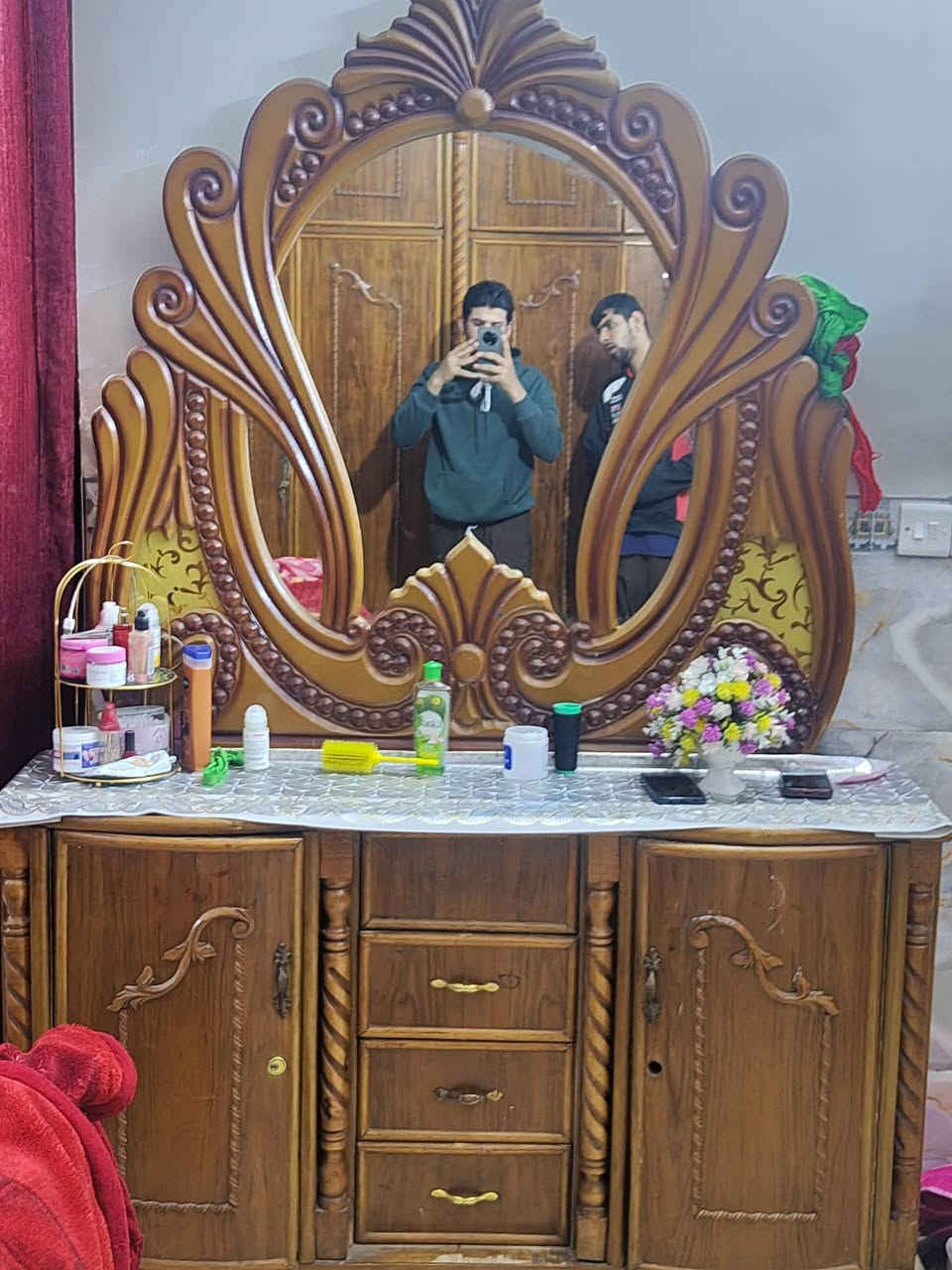 السلام عليكم غرفه اخشاب للبيع السعر 800 غرفه نظيفه رقم الهاتف ***********
