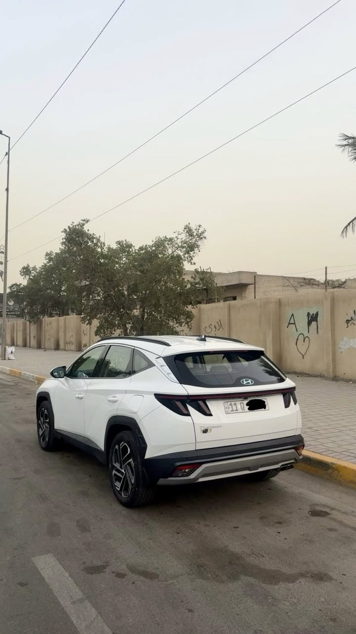 هونداي توسان 2025 خليجي

 ضمان الاولى موتورز  5 سنوات صيانه

ماشيه 19 الف

مرقم بغداد الرقم الدولي الجديد 

سيارة بيها صبغ بين البابين بسيط جداً الباقي كفالة عامة من كلشي 

قماره حديد 

بصمه تشغيل 

كراسي كهرباء 

داخل ابيض 

شاشه متصله الجديده 

صندوق كهرباء 

شاحن موبايل 

حساس امامي وخلفي 

لد نهاري 

لايت عدسه زينون 

بك لايت لد 

تبريد خلفي 

منافذ شحن 

تحكم استيرن كامل 

مري شفط ميموري 

السياره جديده ومكفوله من  كير ومحرك 

ورايدها 210$

الاتصال ***********

بغداد فلسطين
