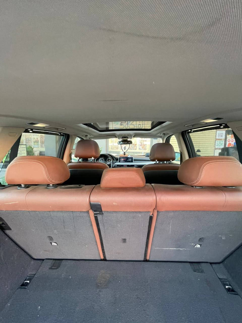 السللم عليكم.
سيارة BMW X5 2018 خليجية وكالة العروش لون ابيض مكفولة كفاله عامة عدا شبر صبغ بالبنيد وشبر بالچاملغ السيارة استلام من وكالة العروش ع ايد مالكها .
رقمها بغداد دولي جاهزة من كلشي حدادية وصدر وميكانيك وضمان گير ومحرك. 
مشيها 105 الف ك/م . 
سبب البيع.
شراء موديل احدث
للتواصل *********** بغداد, العراق
