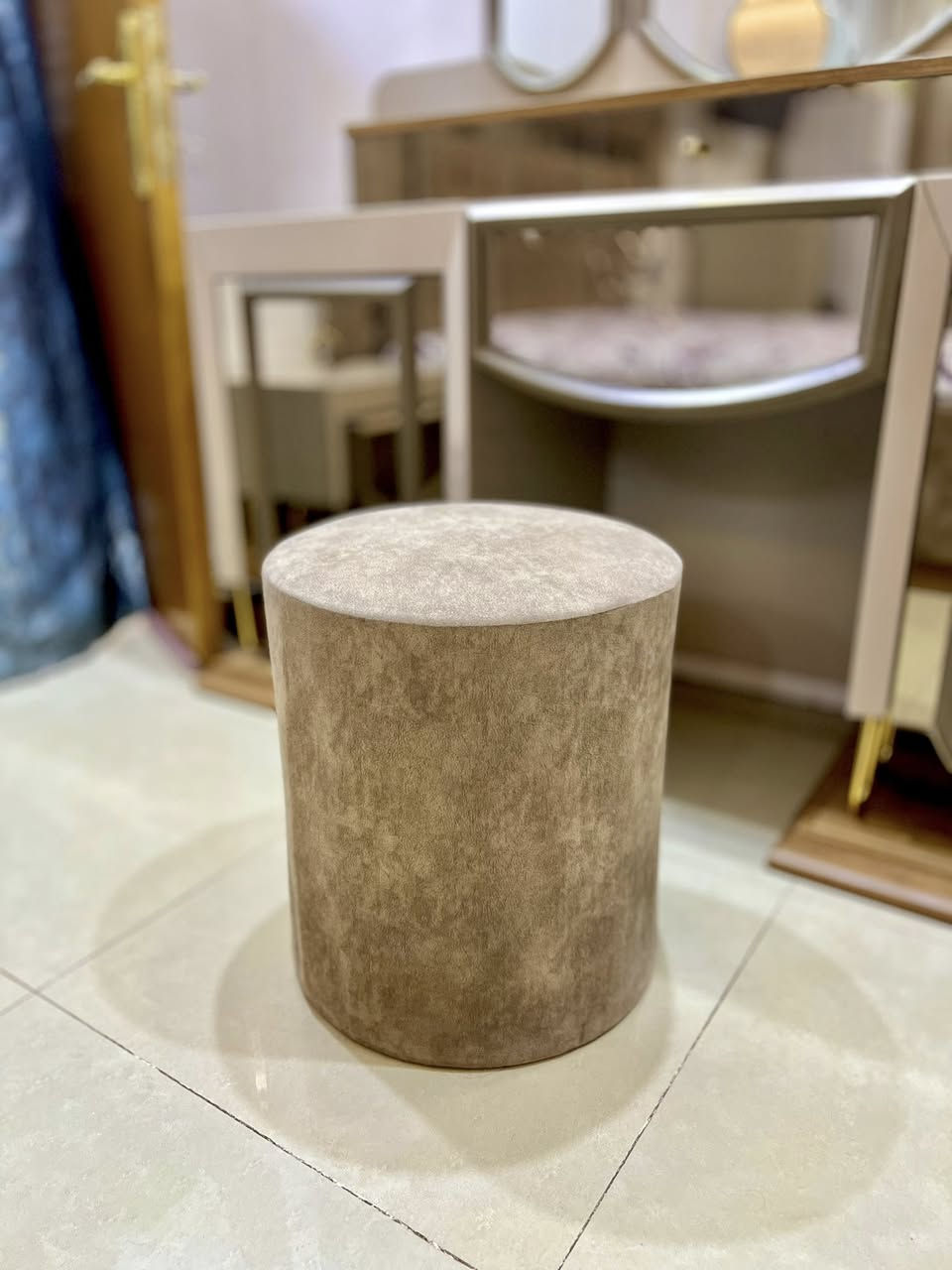 غرفة نوم تركية ابواب هايدروليك مستعمله 4 سنوات نظيفة بيها كسر بالمرايا مال جراره ميز تواليت فقط سعرها مليون مكاني شهداء البياع  ***********
