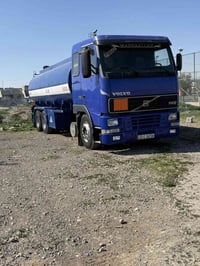 سلام عليكم فالفو موديل 2002سحال دبل تاير بلادي تنكر26000سنويه لحد 2031...