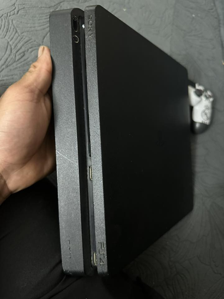 سلام عليكم. بلي 4. نضيف اخو جديد. مستعمل فتره. مهكر. قرص جهاز ما مفتوح السعر 325 وبي مجال بسيط  ***********الاتصال.
